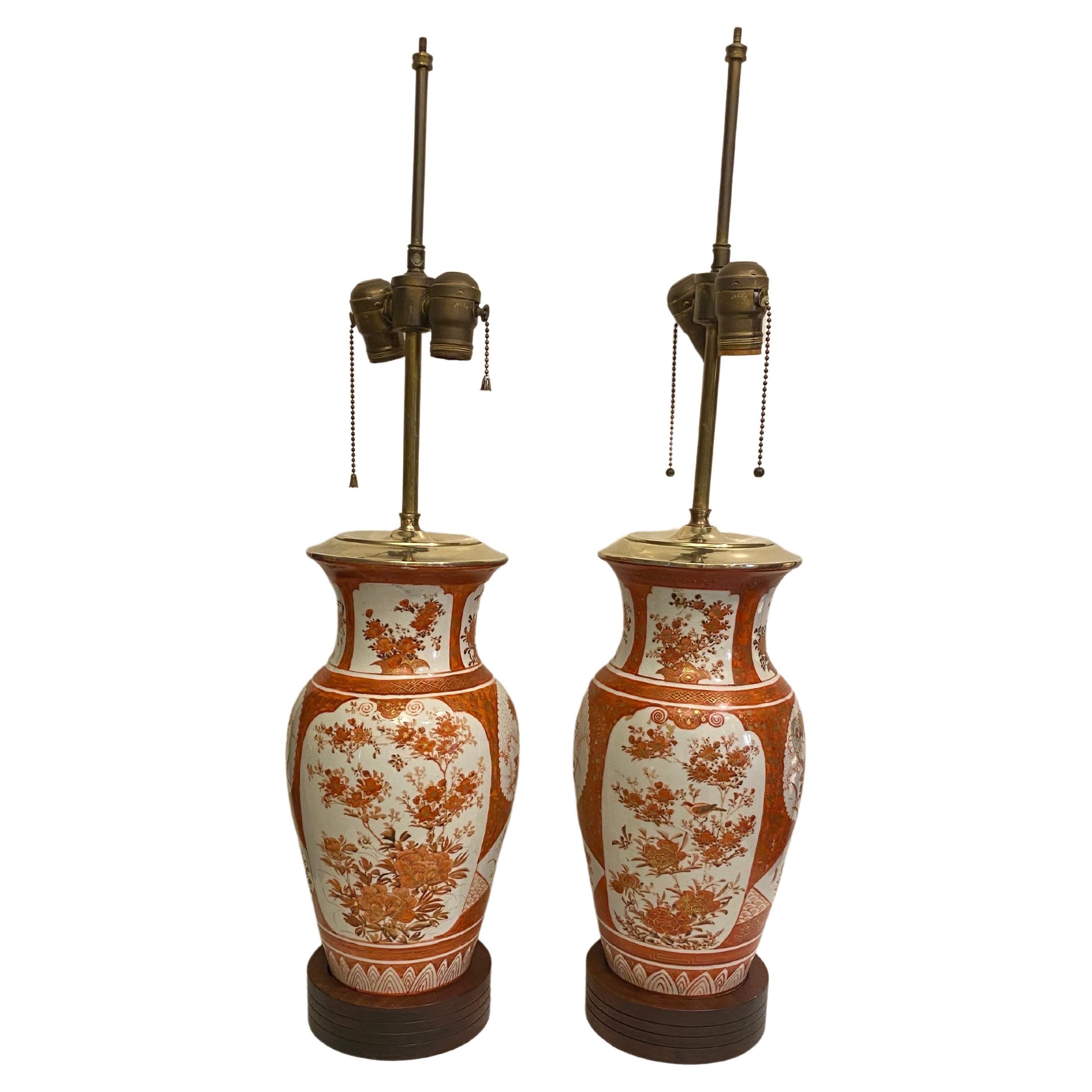 Paire de Meiji du 19ème siècle. Lampes en porcelaine de Kutani peintes à la main. en vente