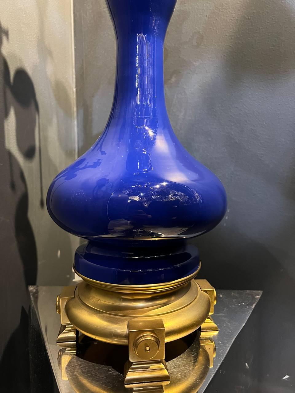 Vernissé Paire de lampes de table françaises en porcelaine émaillée bleue de 1920  en vente