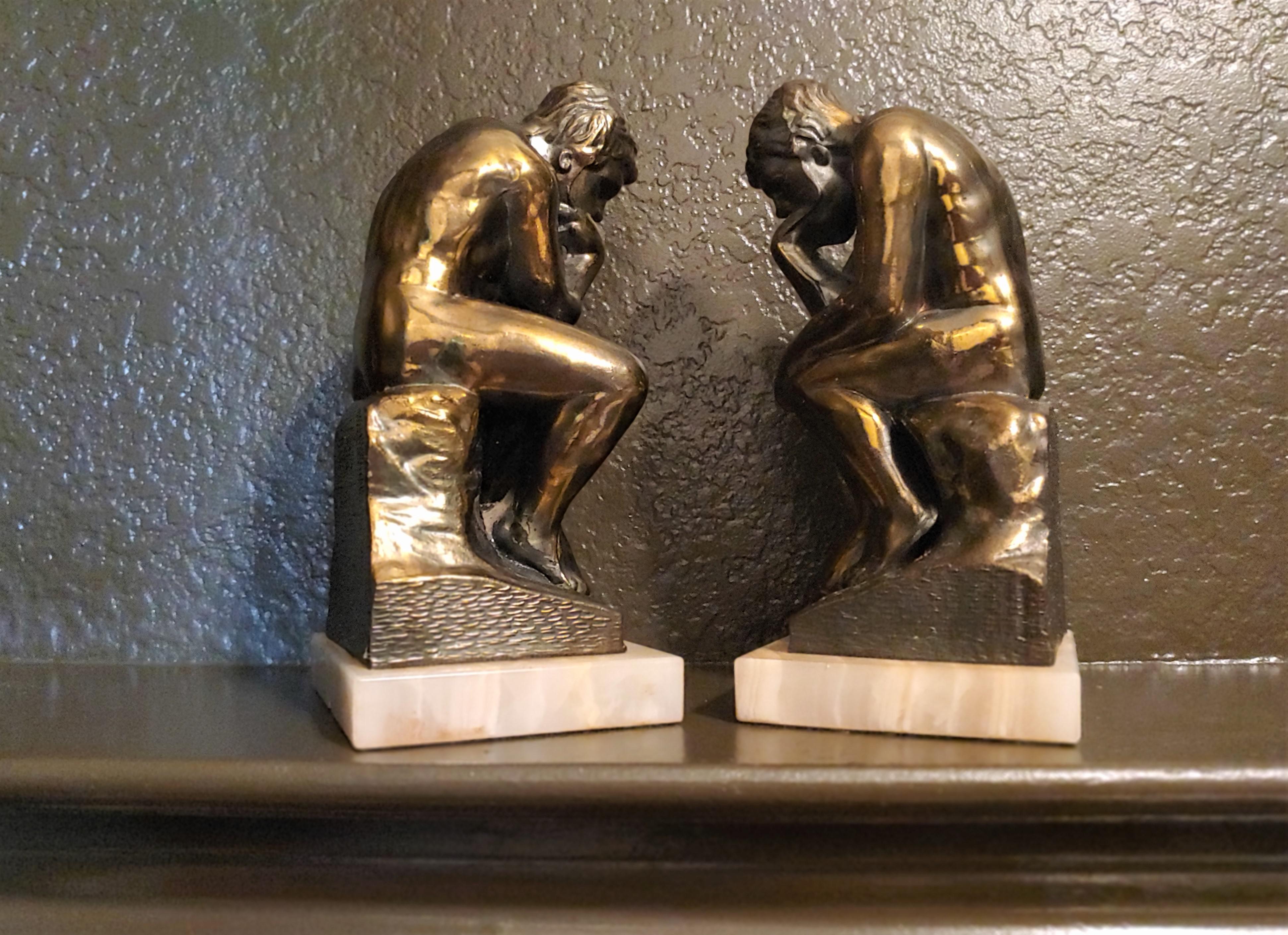 Effet bronze Paire de serre-livres figuratifs en laiton des années 1920 avec base en onyx blanc en vente