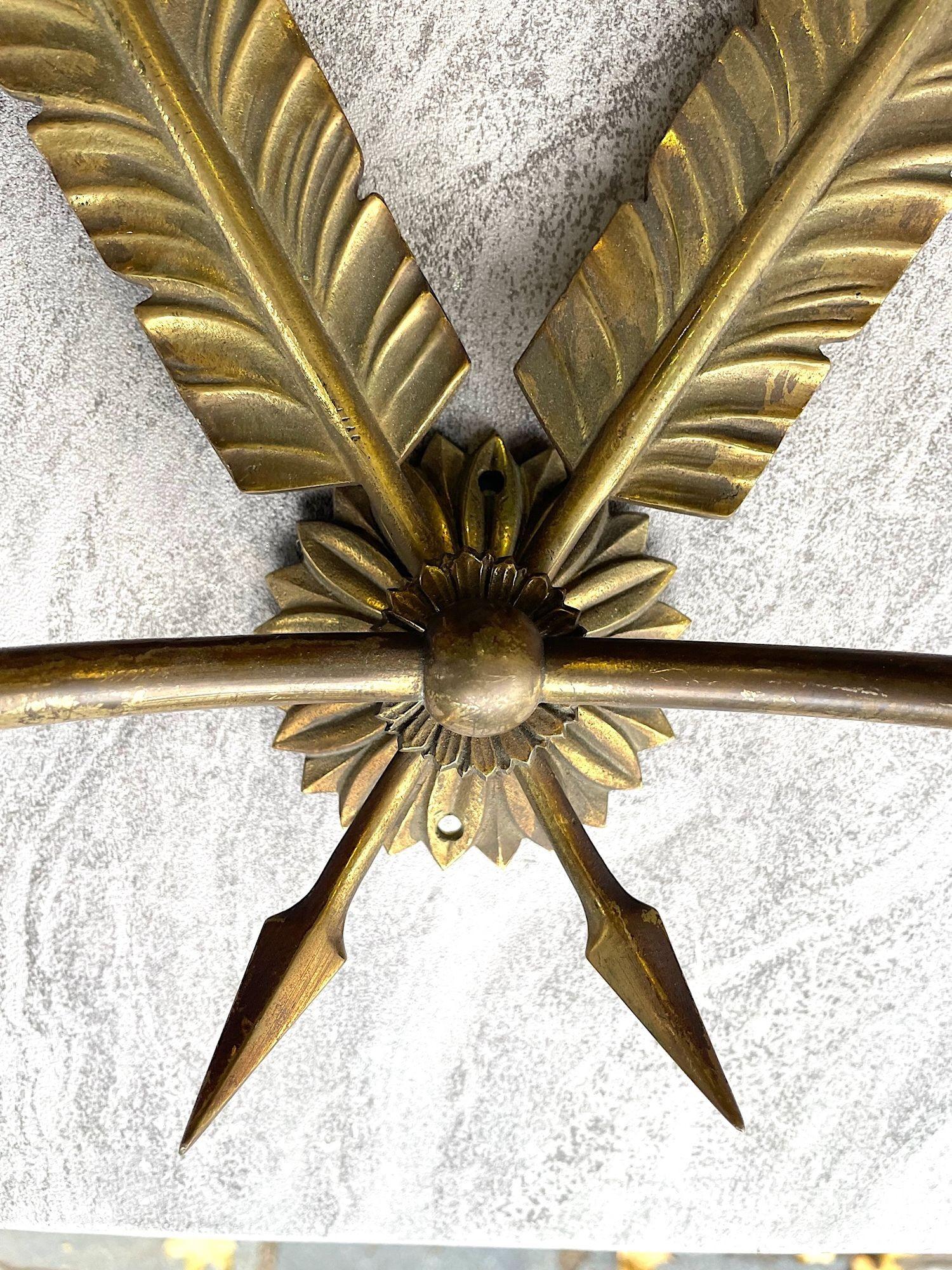 Paire d'appliques murales en laiton des années 1920 de style Empire avec motif de plumes en vente 4