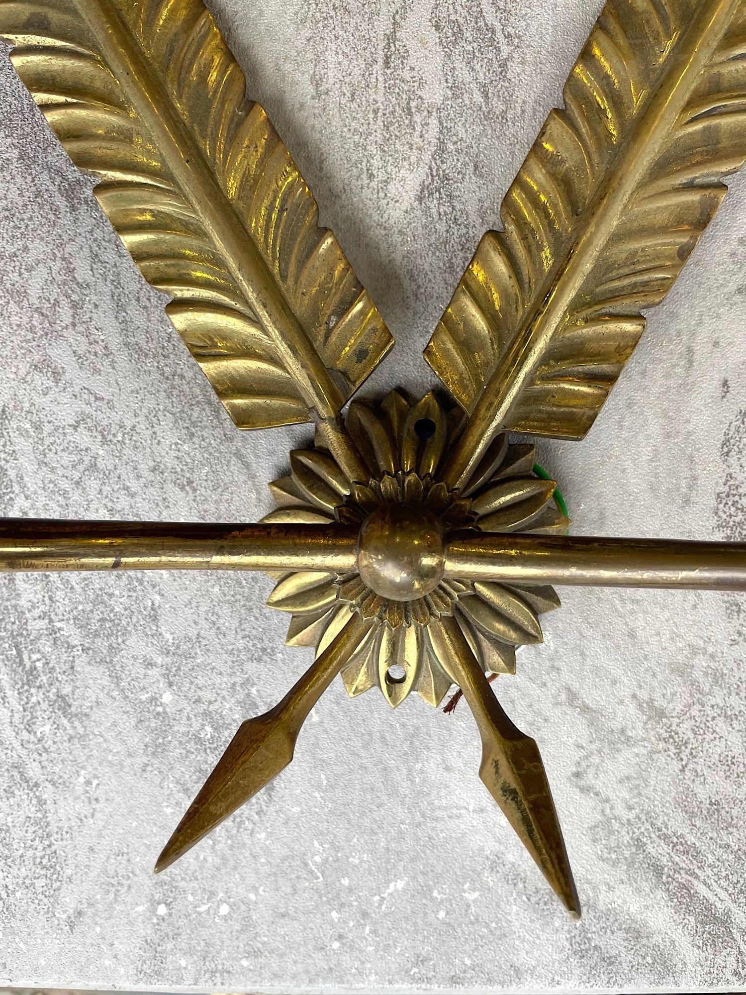 Paire d'appliques murales en laiton des années 1920 de style Empire avec motif de plumes Bon état - En vente à London, GB