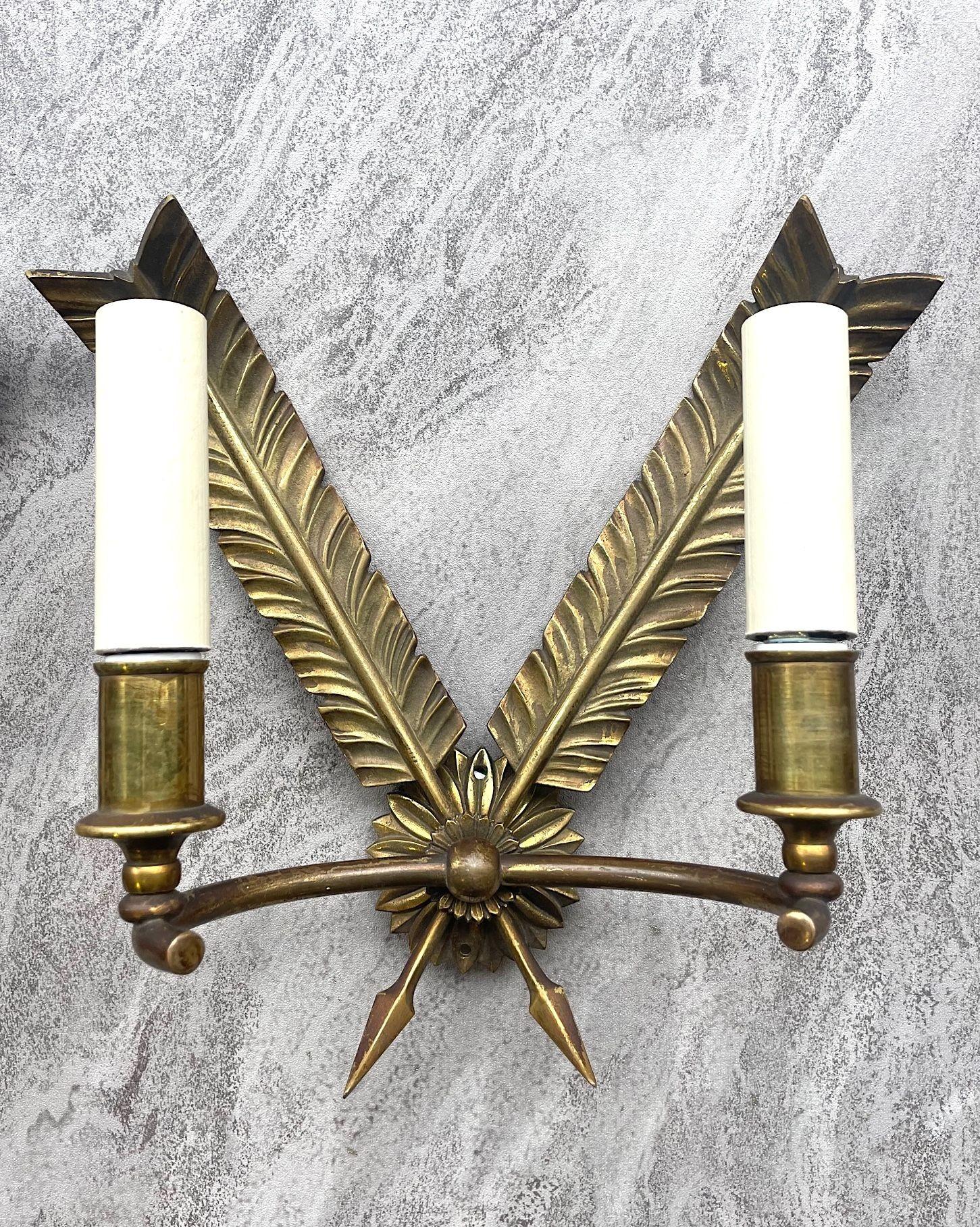 Laiton Paire d'appliques murales en laiton des années 1920 de style Empire avec motif de plumes en vente