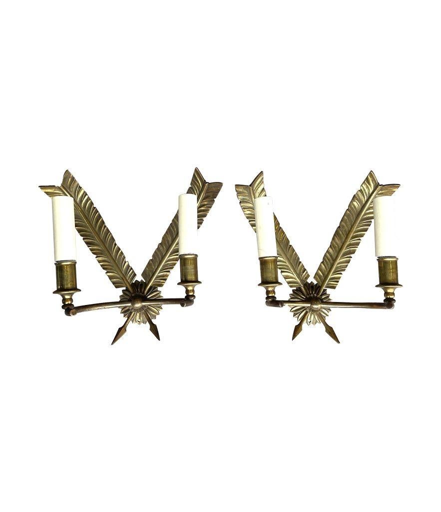 Paire d'appliques murales en laiton des années 1920 de style Empire avec motif de plumes en vente 1