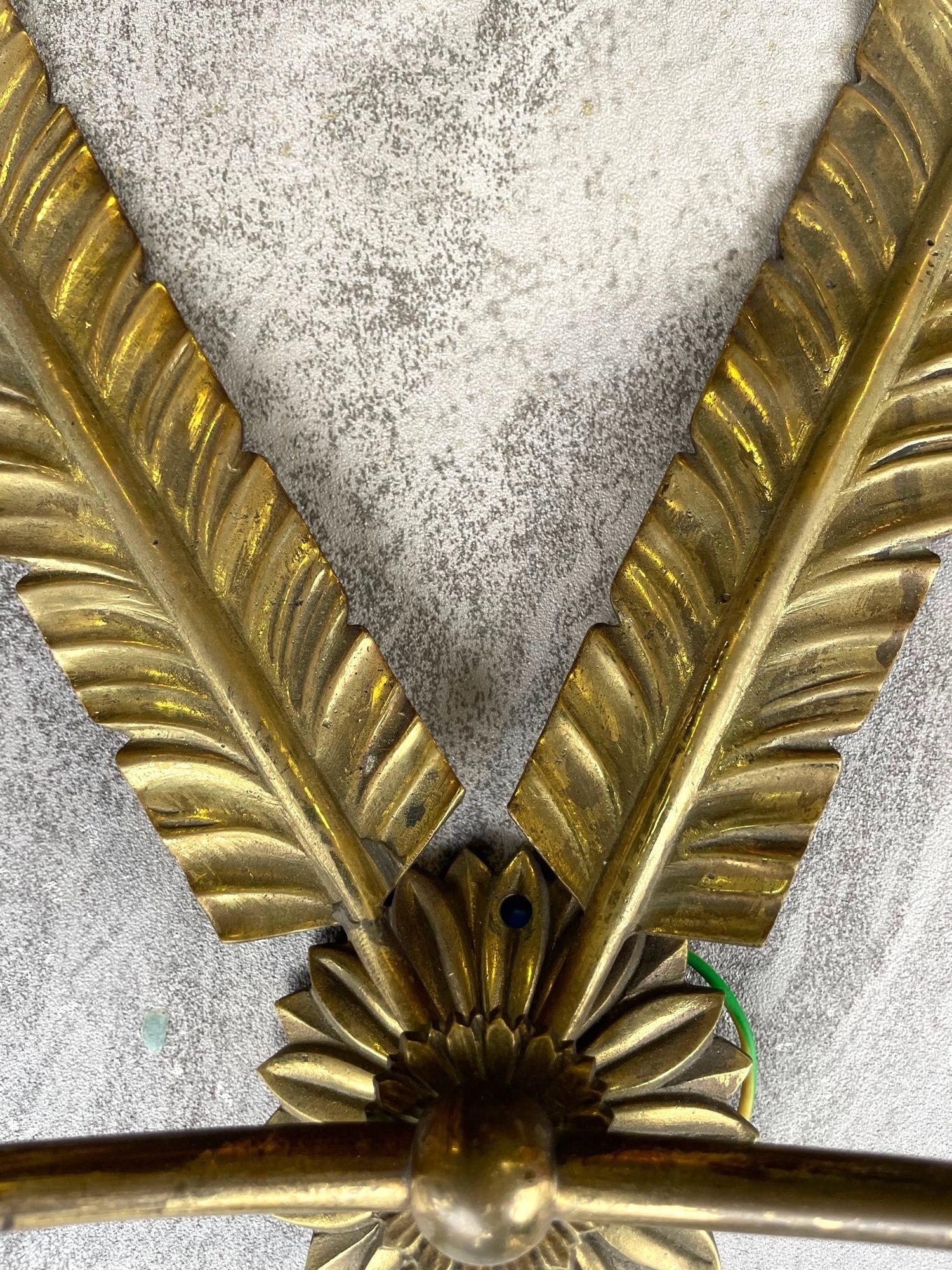 Paire d'appliques murales en laiton des années 1920 de style Empire avec motif de plumes en vente 3