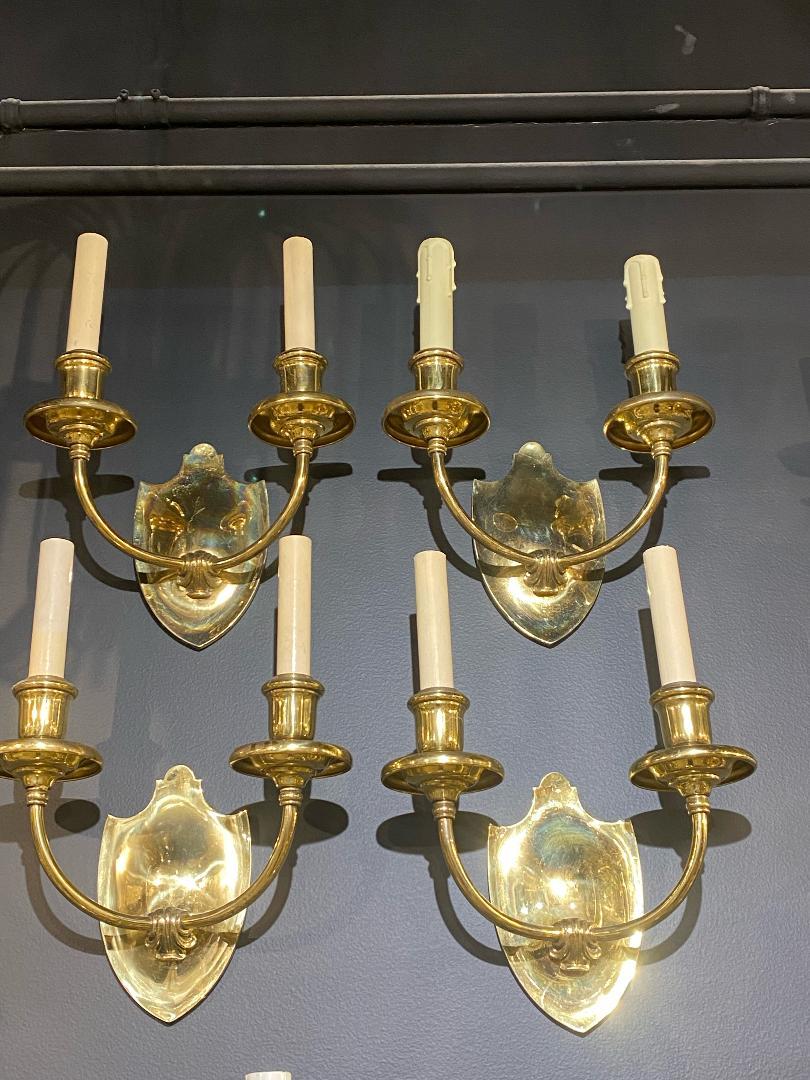 Coppia di appliques a doppia luce in bronzo dorato Caldwell del 1920 circa