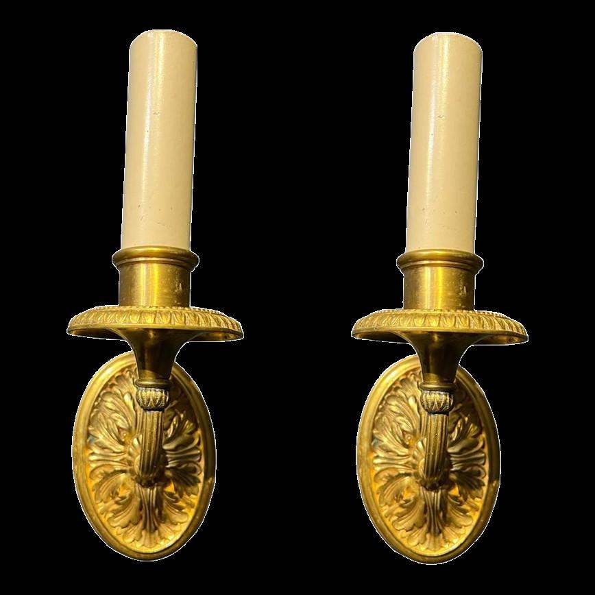 Coppia di applique a una luce in bronzo dorato Caldwell del 1920 circa.