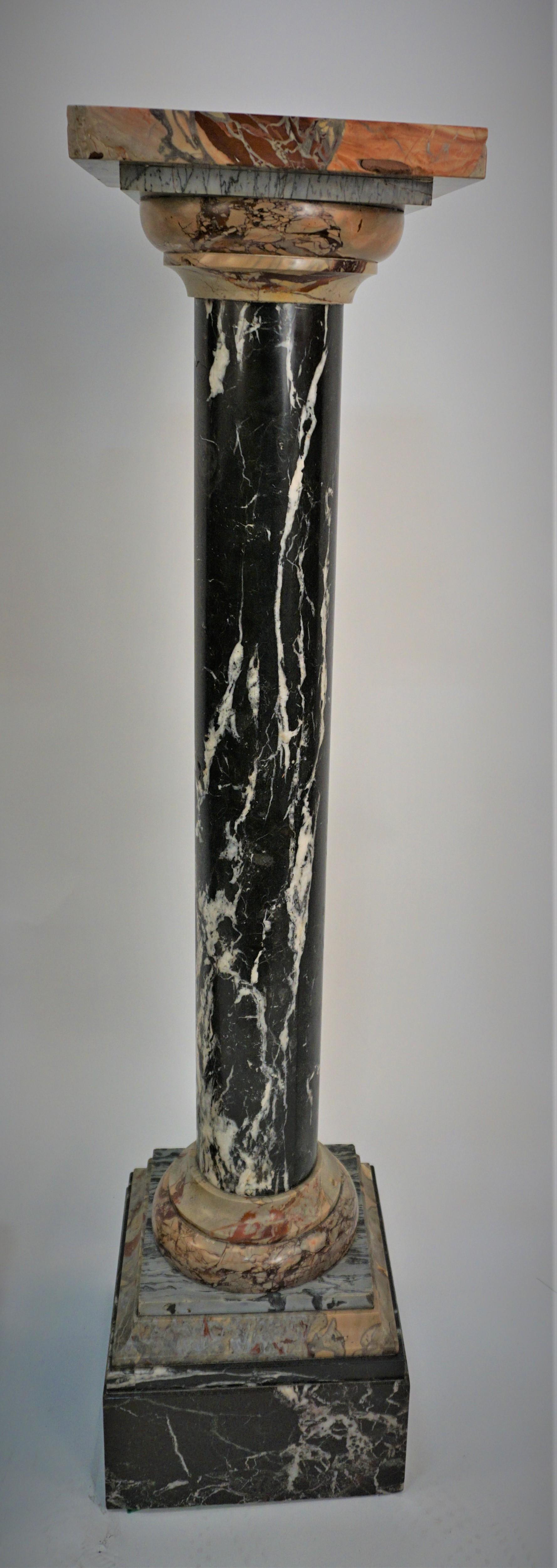 Paire de piédestaux en marbre Classic Design des années 1920 Bon état - En vente à Fairfax, VA