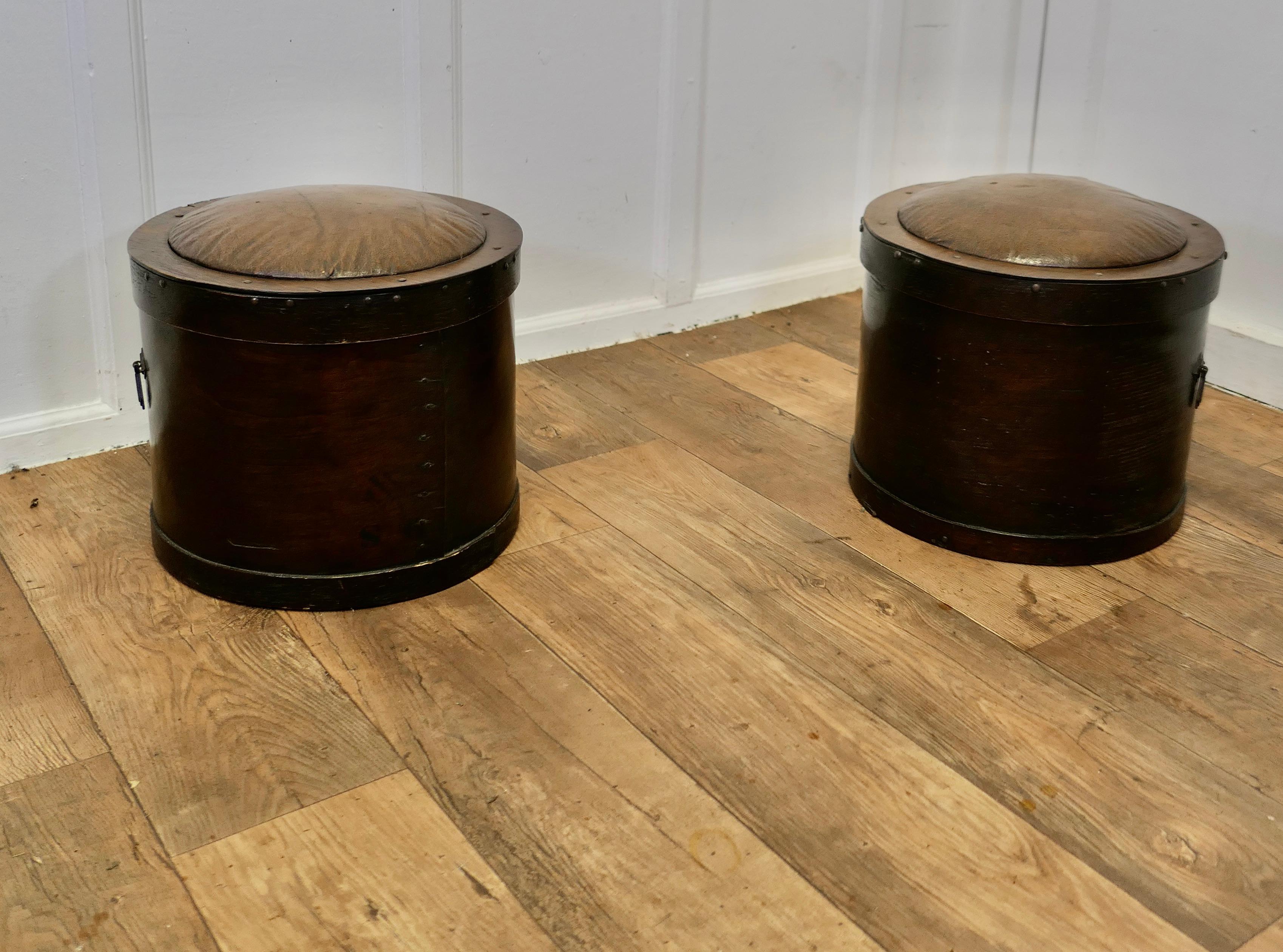 Ein Paar Kaminhocker aus den 1920er Jahren für Kohle und Holzscheite

Ein attraktives Paar runder Bugholzhocker, die mit Rexine bezogen sind (ein Öltuchmaterial, das wie Leder aussieht)

Die Sitze haben gepolsterte, abnehmbare Deckel, die sich ideal