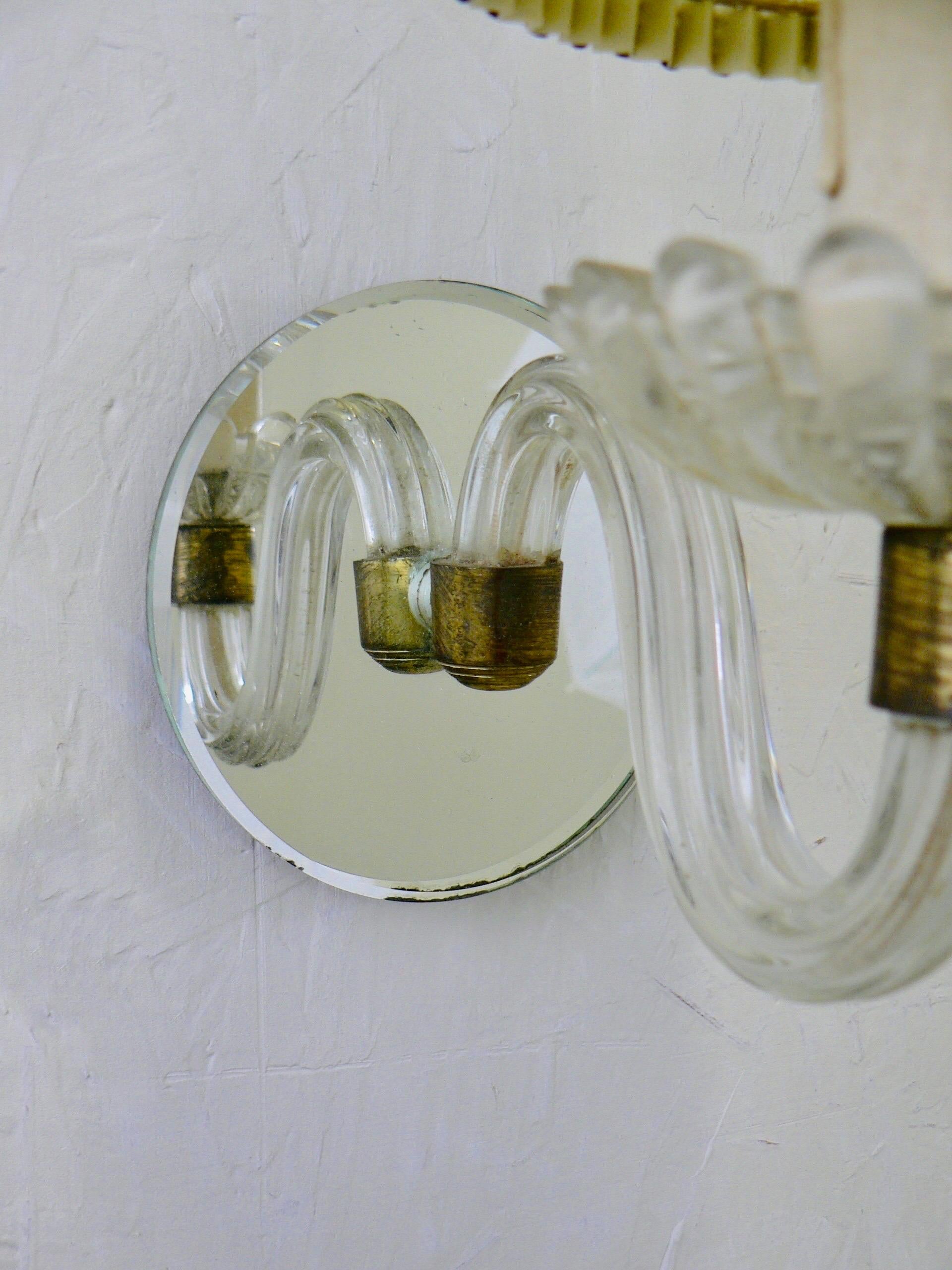 A pair of 1930 glass et mirror wall sconce lamps from France. In Good Condition For Sale In SOTTEVILLE-LÈS-ROUEN, FR
