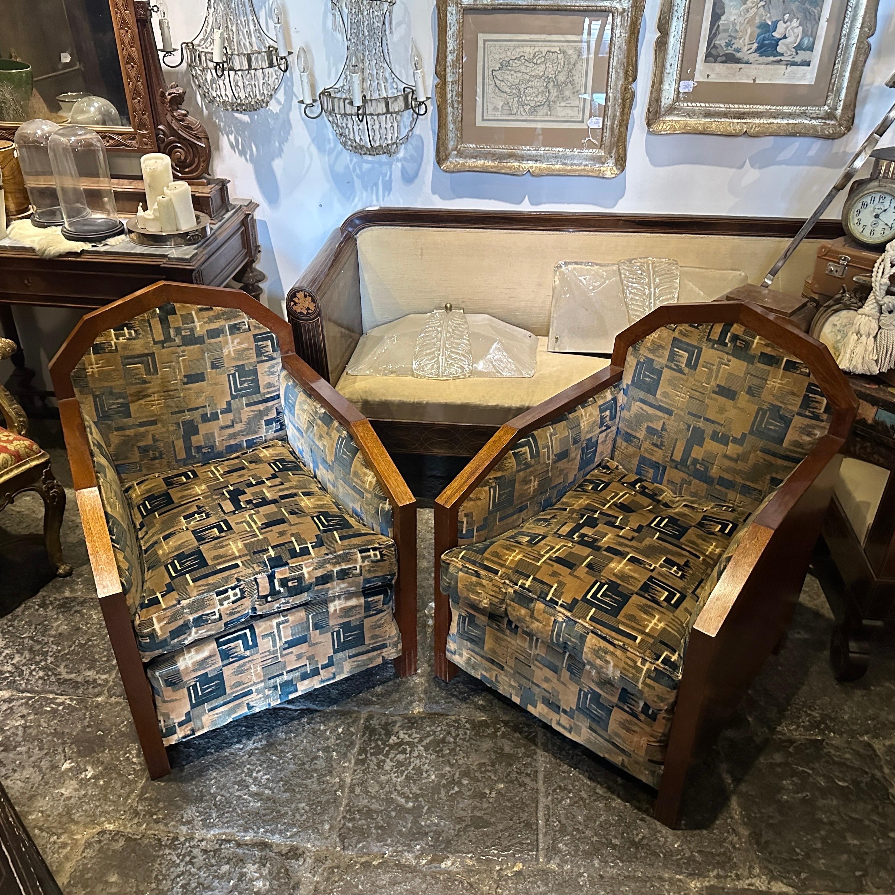 Chic Pair of 1930s Italian Art Deco high quality Armchairs with Original Velvet Fabric
Step back in time with this remarkable pair of authentic Italian Art Deco armchairs from the 1930s. These chairs beautifully embody the geometric precision and