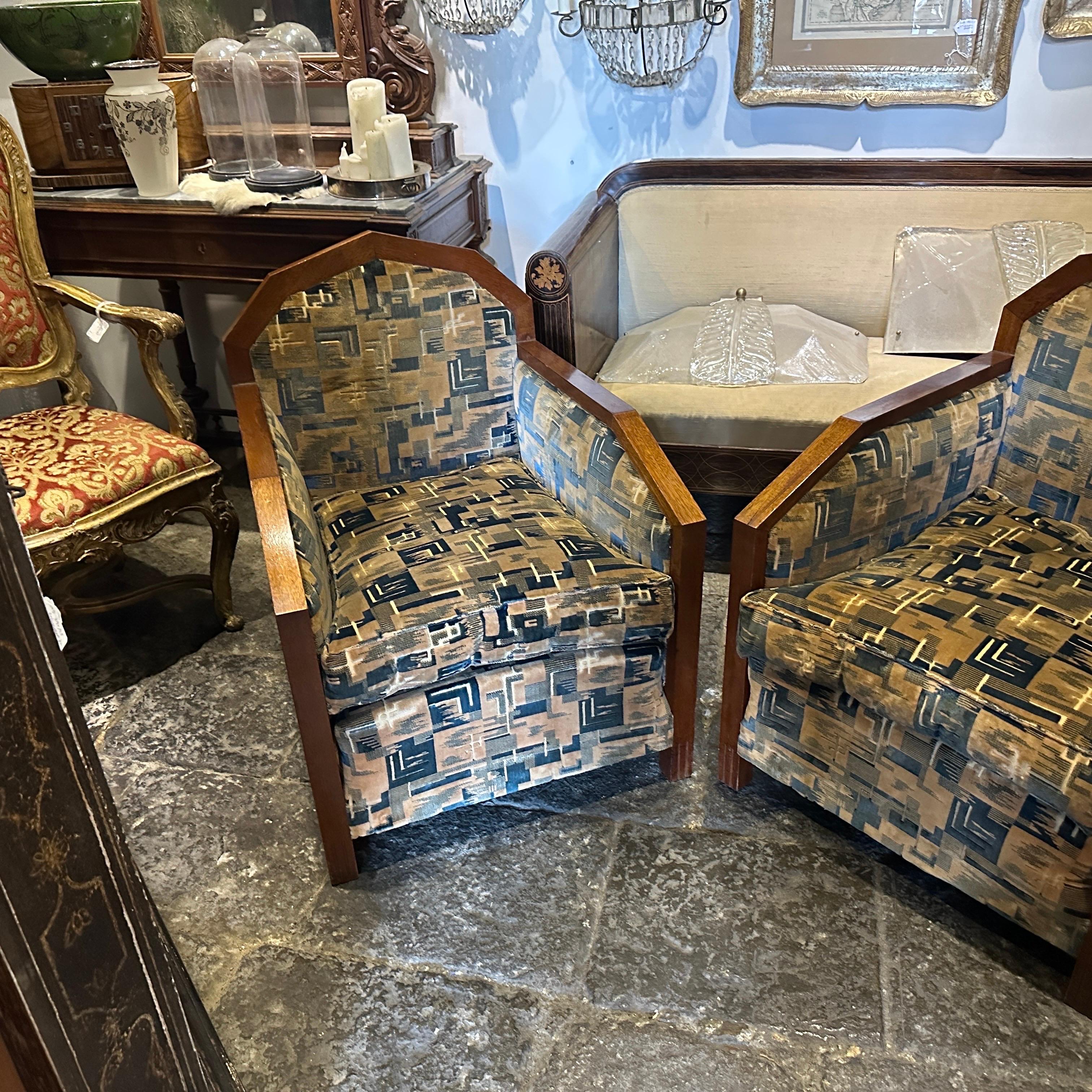 A Pair of 1930s Art Deco Wood and Original Velvet Fabric Italian Armchairs en Excelente estado para la venta en Catania, Sicilia