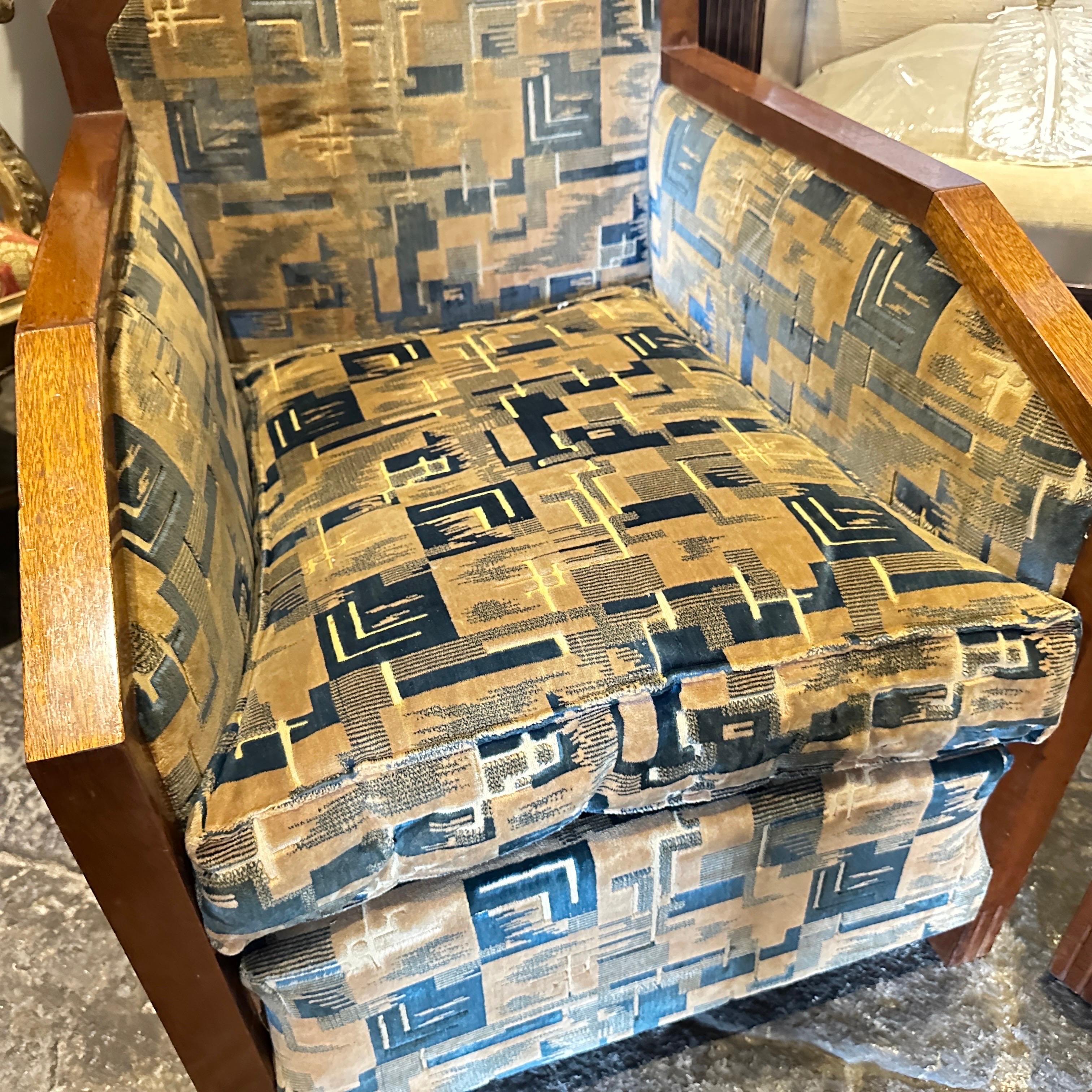 A Pair of 1930s Art Deco Wood and Original Velvet Fabric Italian Armchairs Terciopelo en venta