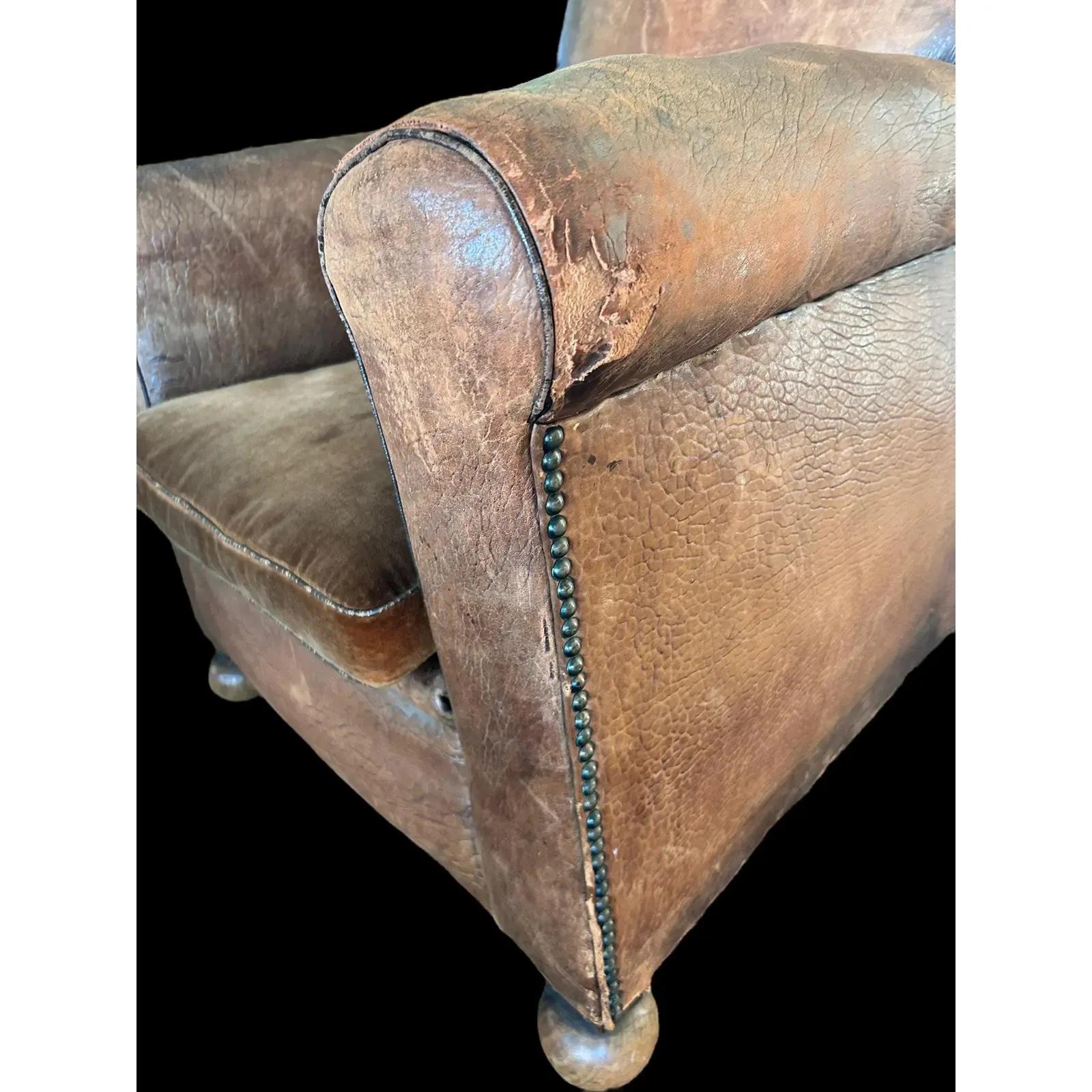 A Pair of 1930's French Art Deco Leather Low Club Chairs im Angebot 3