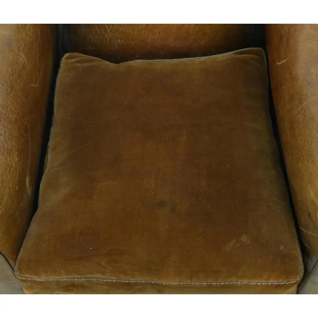 A Pair of 1930's French Art Deco Leather Low Club Chairs im Angebot 5