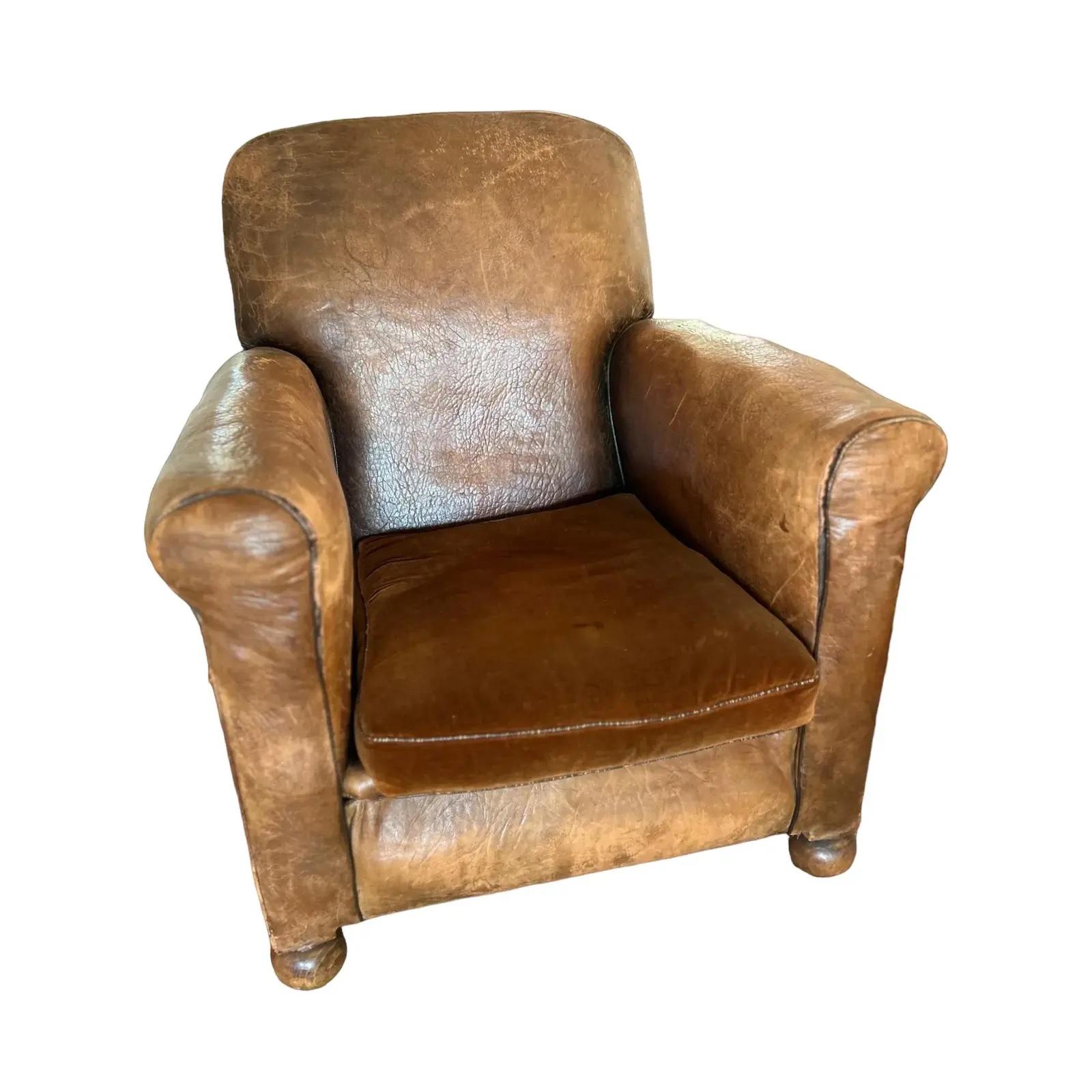 A Pair of 1930's French Art Deco Leather Low Club Chairs (Art déco) im Angebot