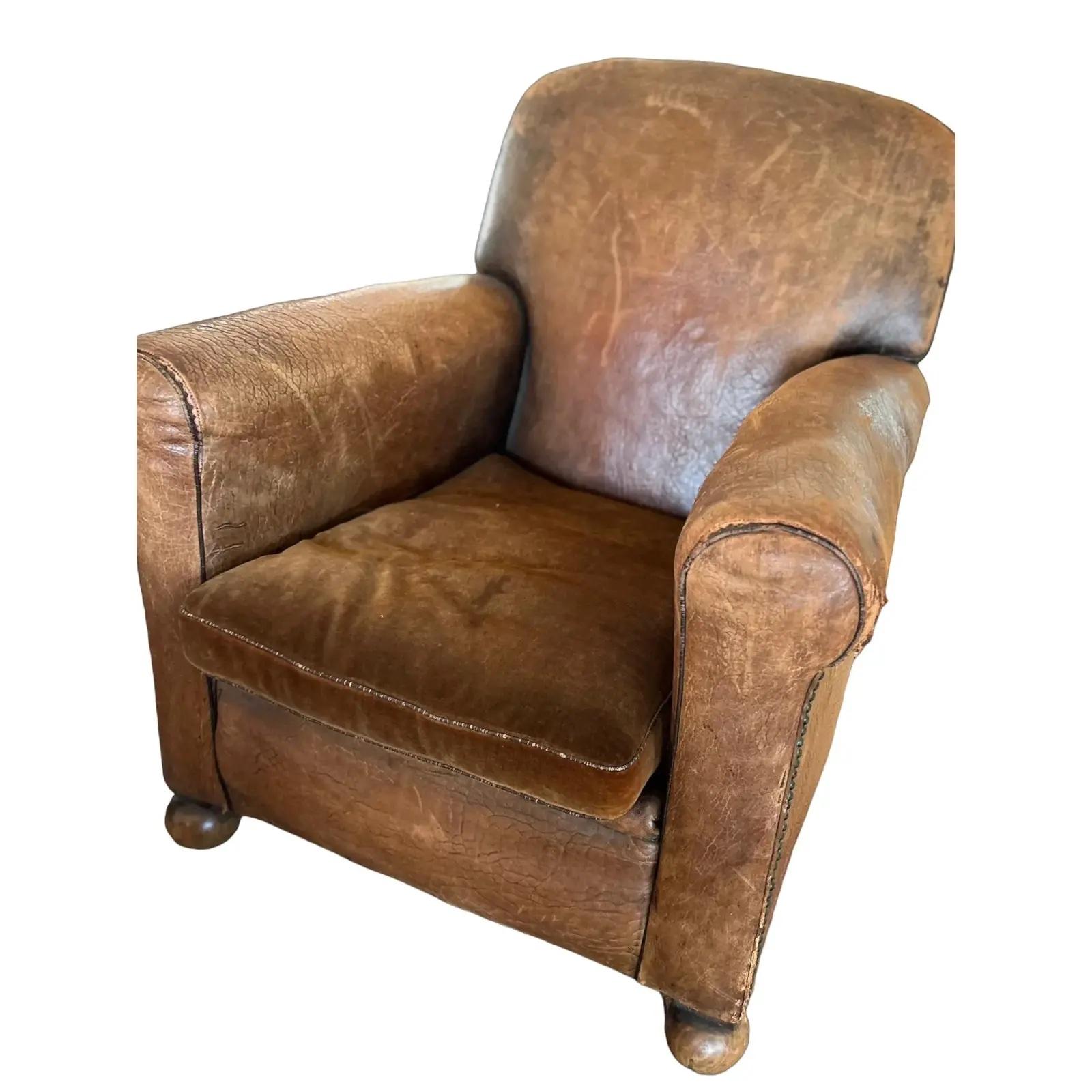 A Pair of 1930's French Art Deco Leather Low Club Chairs (Französisch) im Angebot