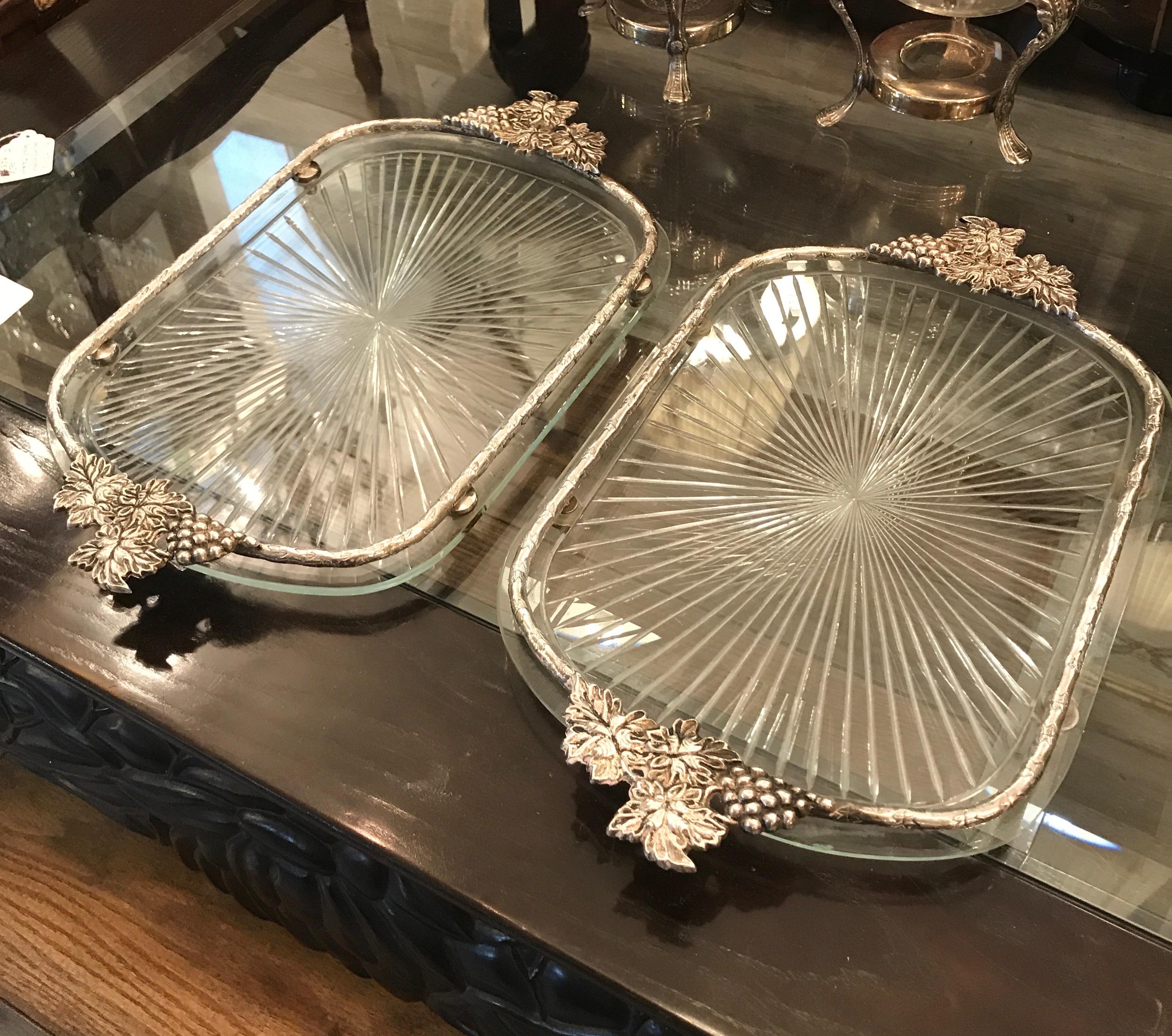 Pair of 1930s Glass Gallery Trays In Good Condition In Lambertville, NJ