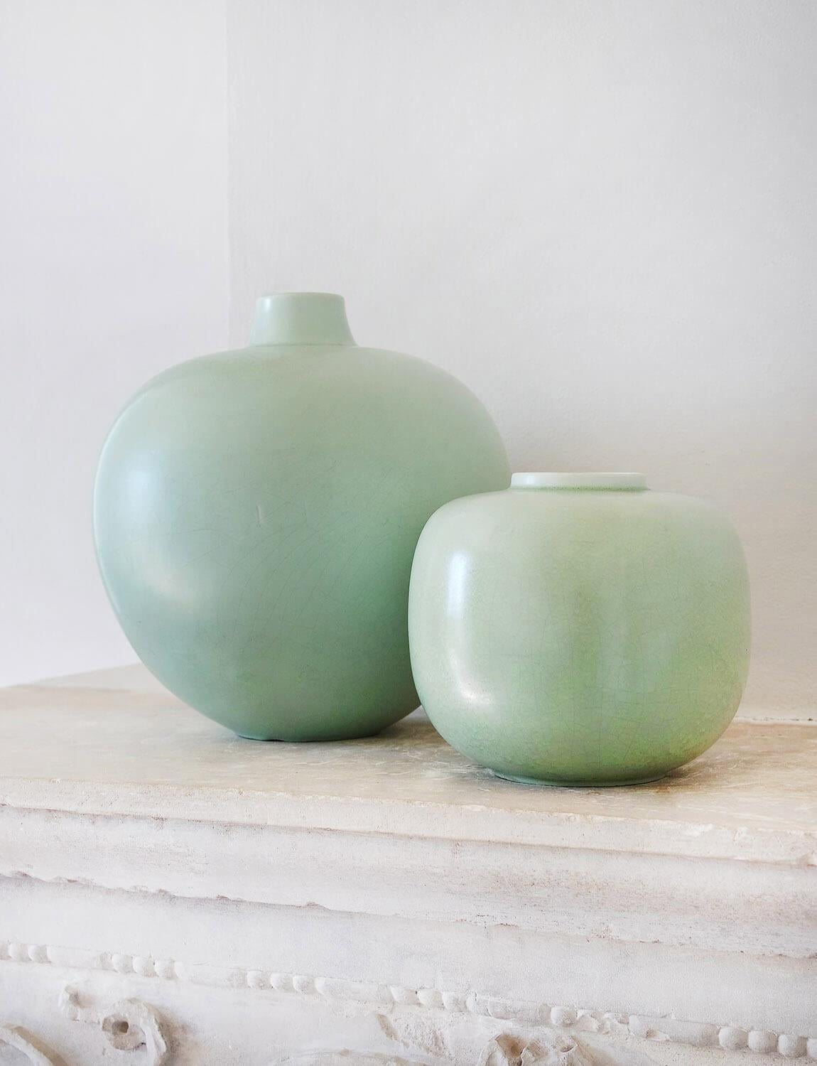 Ces vases spectaculaires en céladon ont été conçus par Guido Andlovitz pour la maison de céramique Società Ceramica Italiana, Lavenia, dont il était le directeur artistique dans les années 1930. Guido Andlovitz (1900-1971) était un céramiste italien