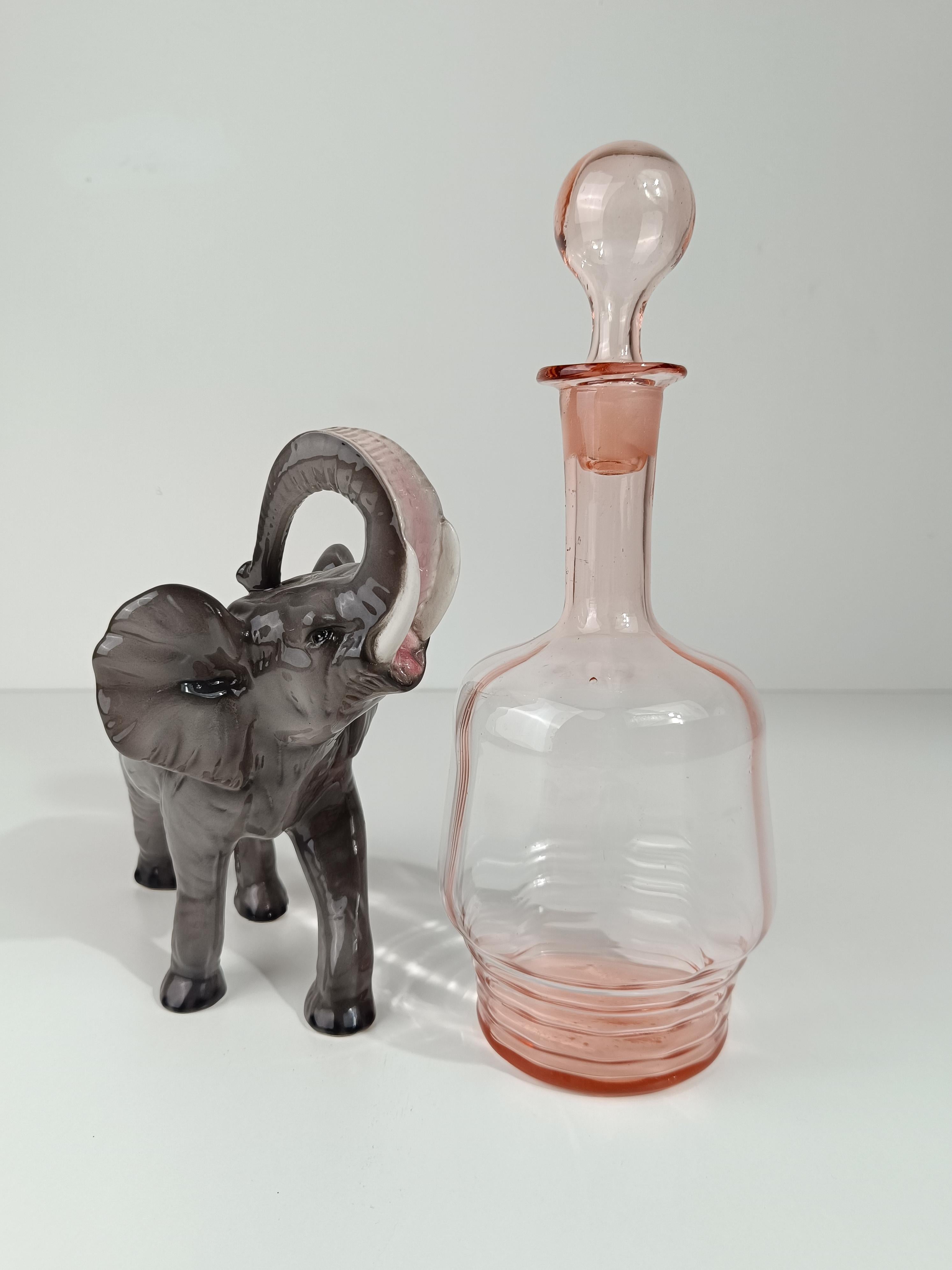 Paire de carafes / bouteilles italiennes des années 1930, rose pêche, en verre soufflé à la main en vente 4