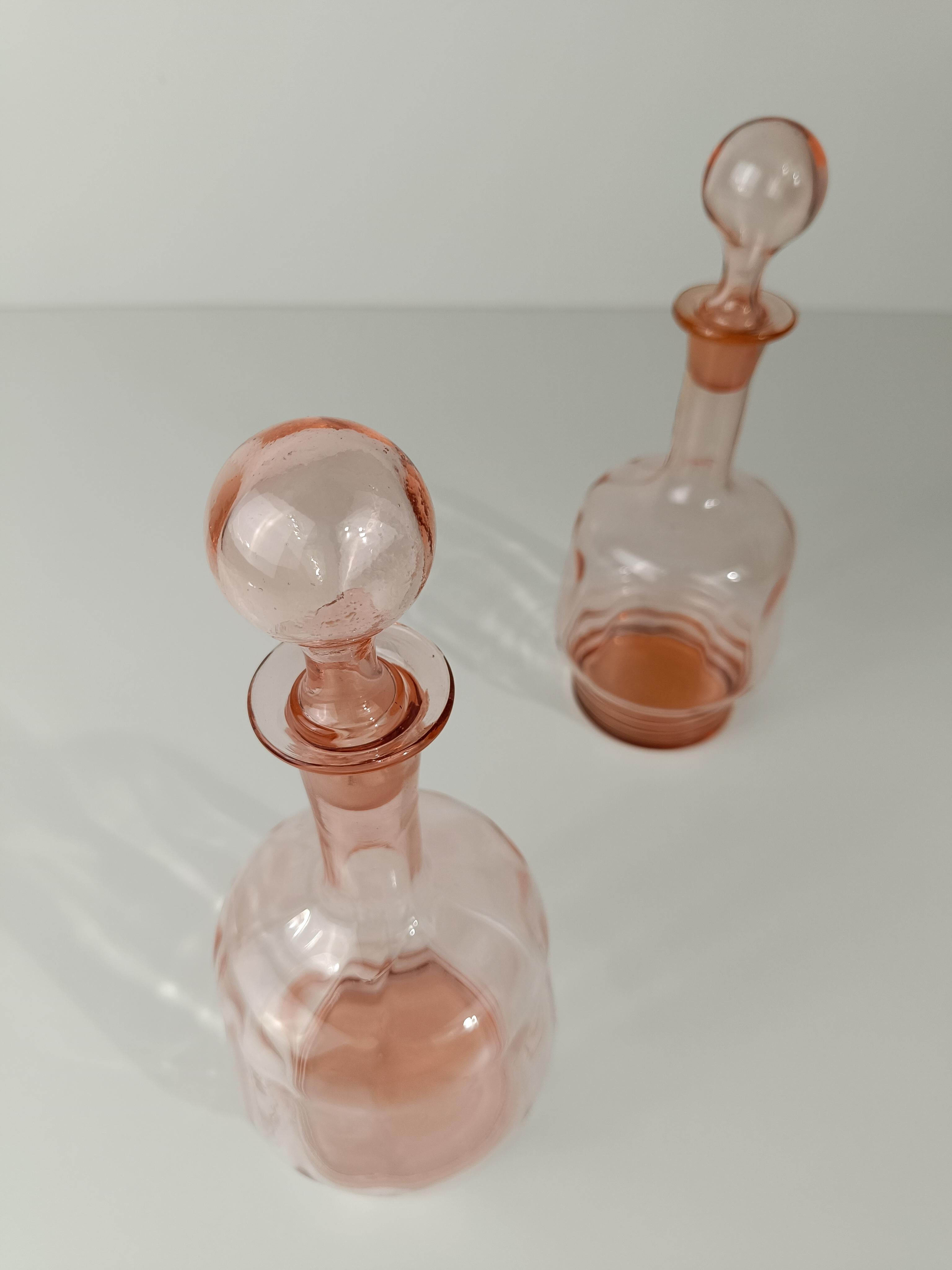 Paire de carafes / bouteilles italiennes des années 1930, rose pêche, en verre soufflé à la main en vente 5