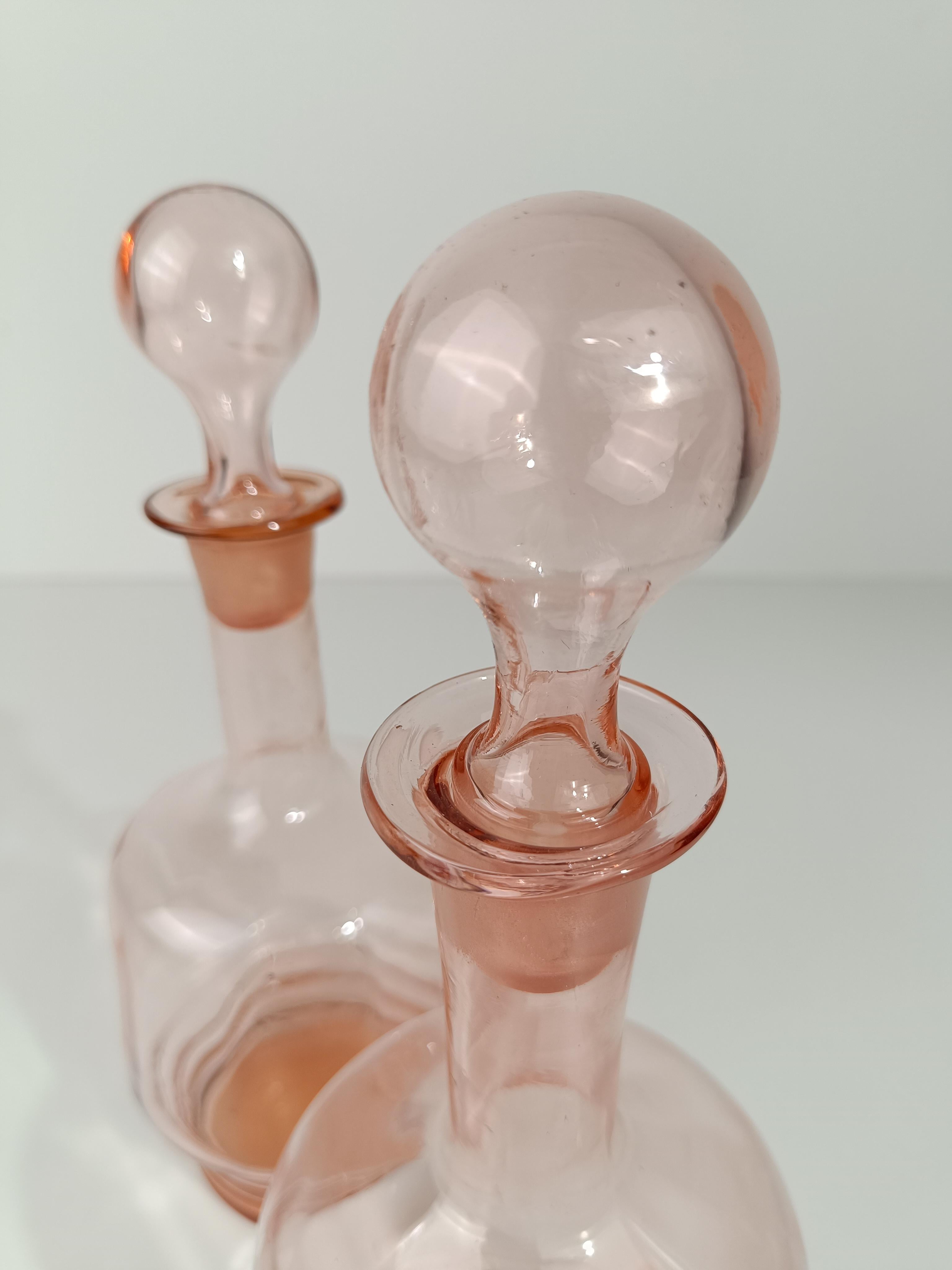Paire de carafes / bouteilles italiennes des années 1930, rose pêche, en verre soufflé à la main en vente 6