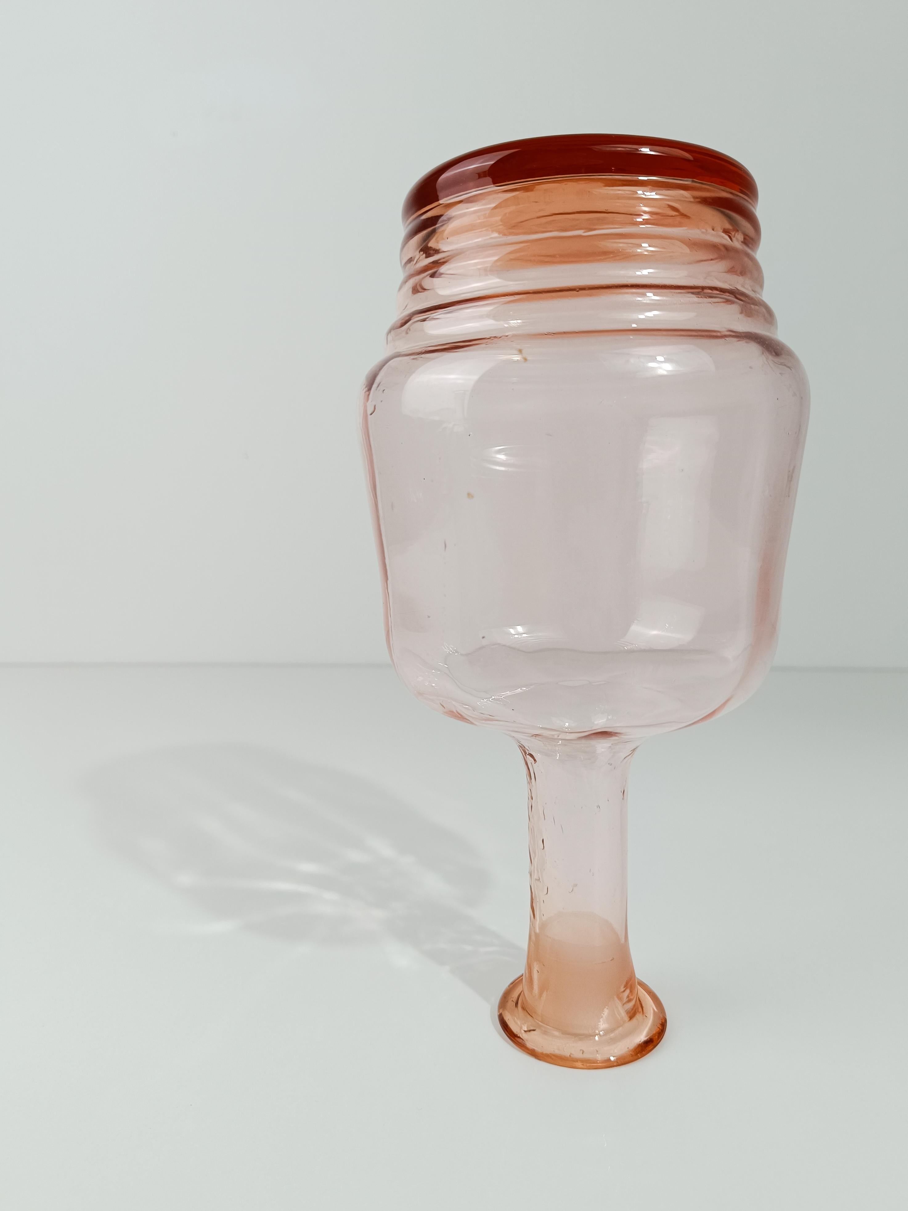 Paire de carafes / bouteilles italiennes des années 1930, rose pêche, en verre soufflé à la main en vente 8