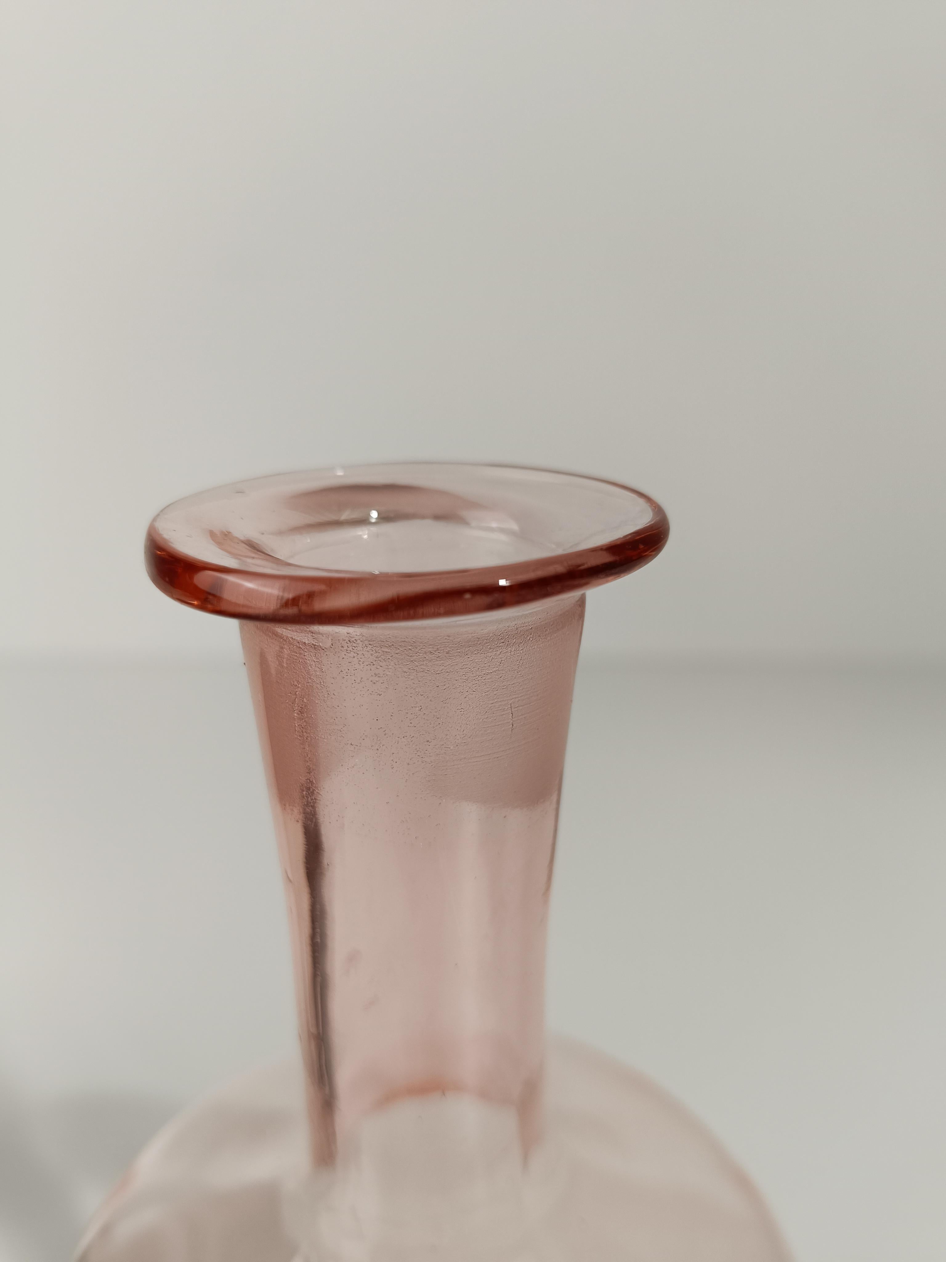 Paire de carafes / bouteilles italiennes des années 1930, rose pêche, en verre soufflé à la main en vente 9