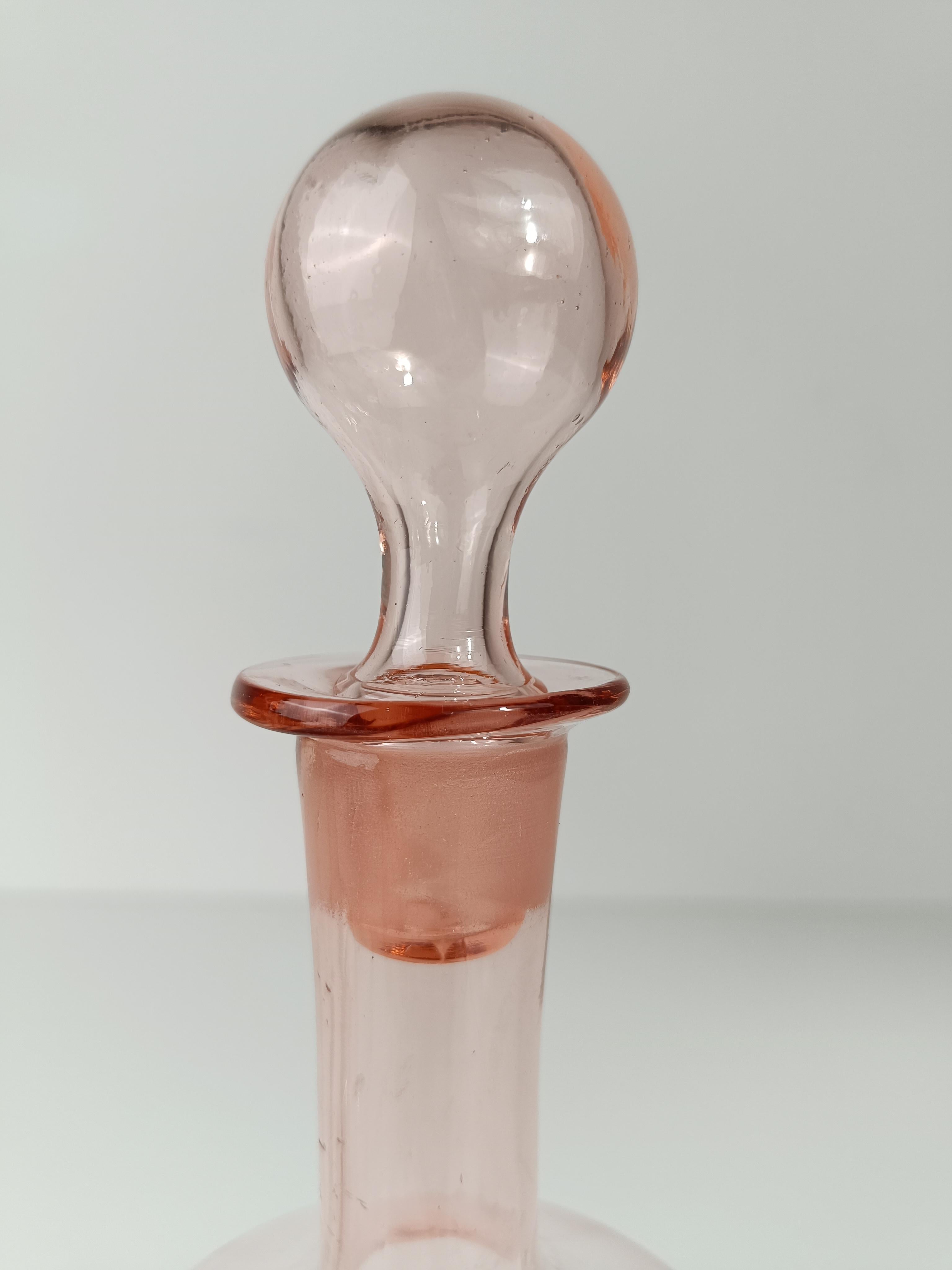 Paire de carafes / bouteilles italiennes des années 1930, rose pêche, en verre soufflé à la main en vente 10