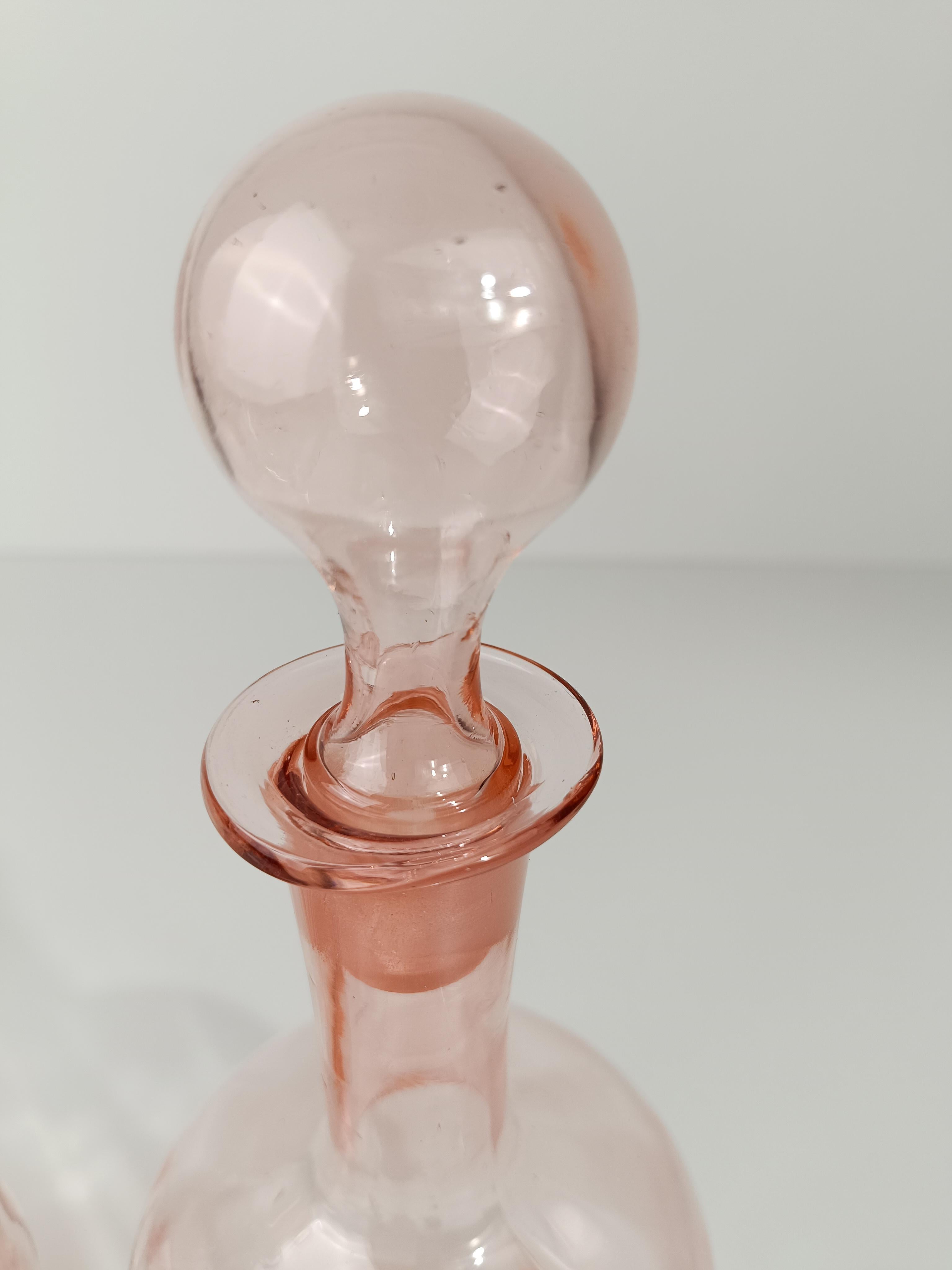 Paire de carafes / bouteilles italiennes des années 1930, rose pêche, en verre soufflé à la main en vente 11