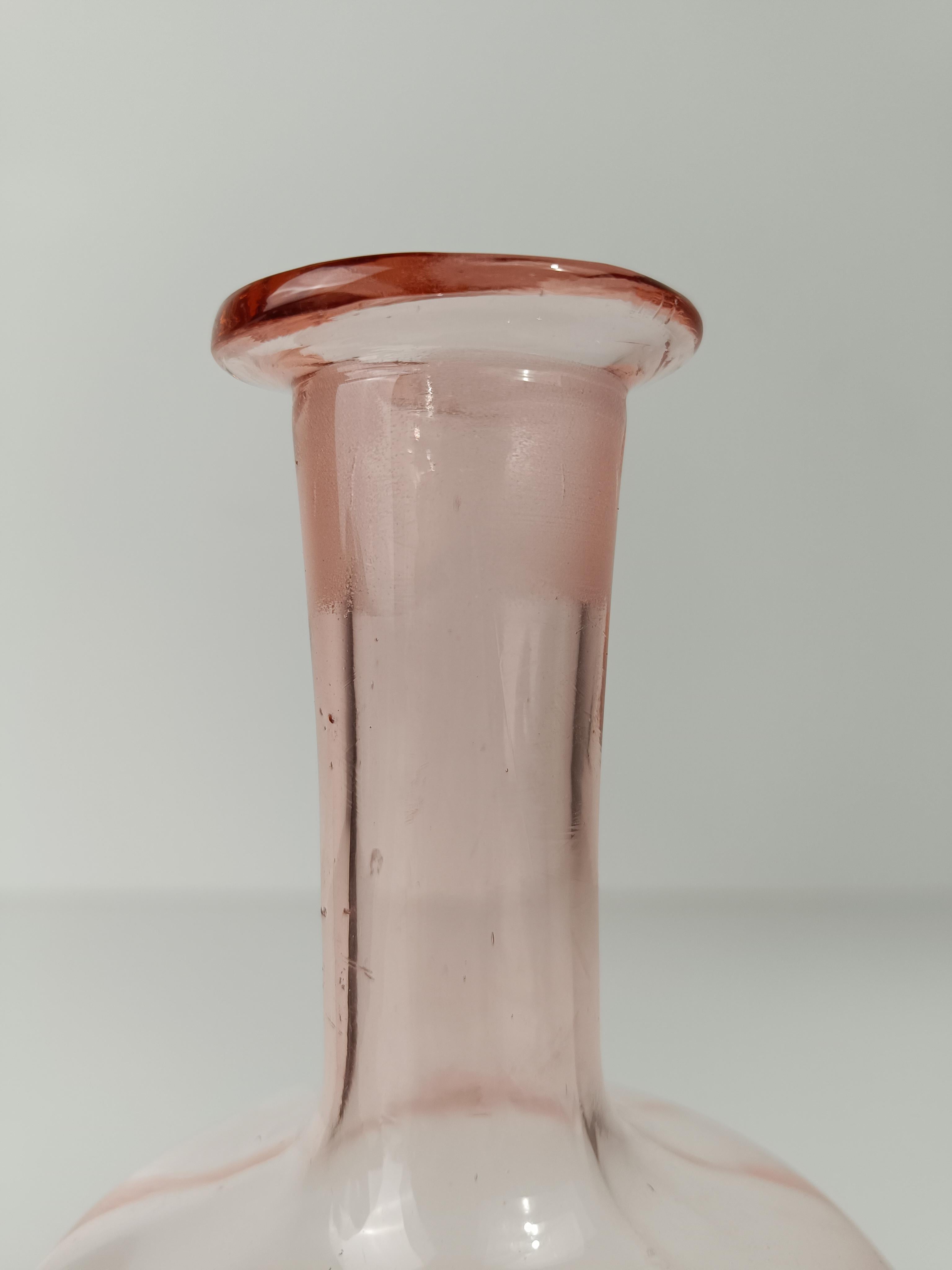 Paire de carafes / bouteilles italiennes des années 1930, rose pêche, en verre soufflé à la main en vente 12