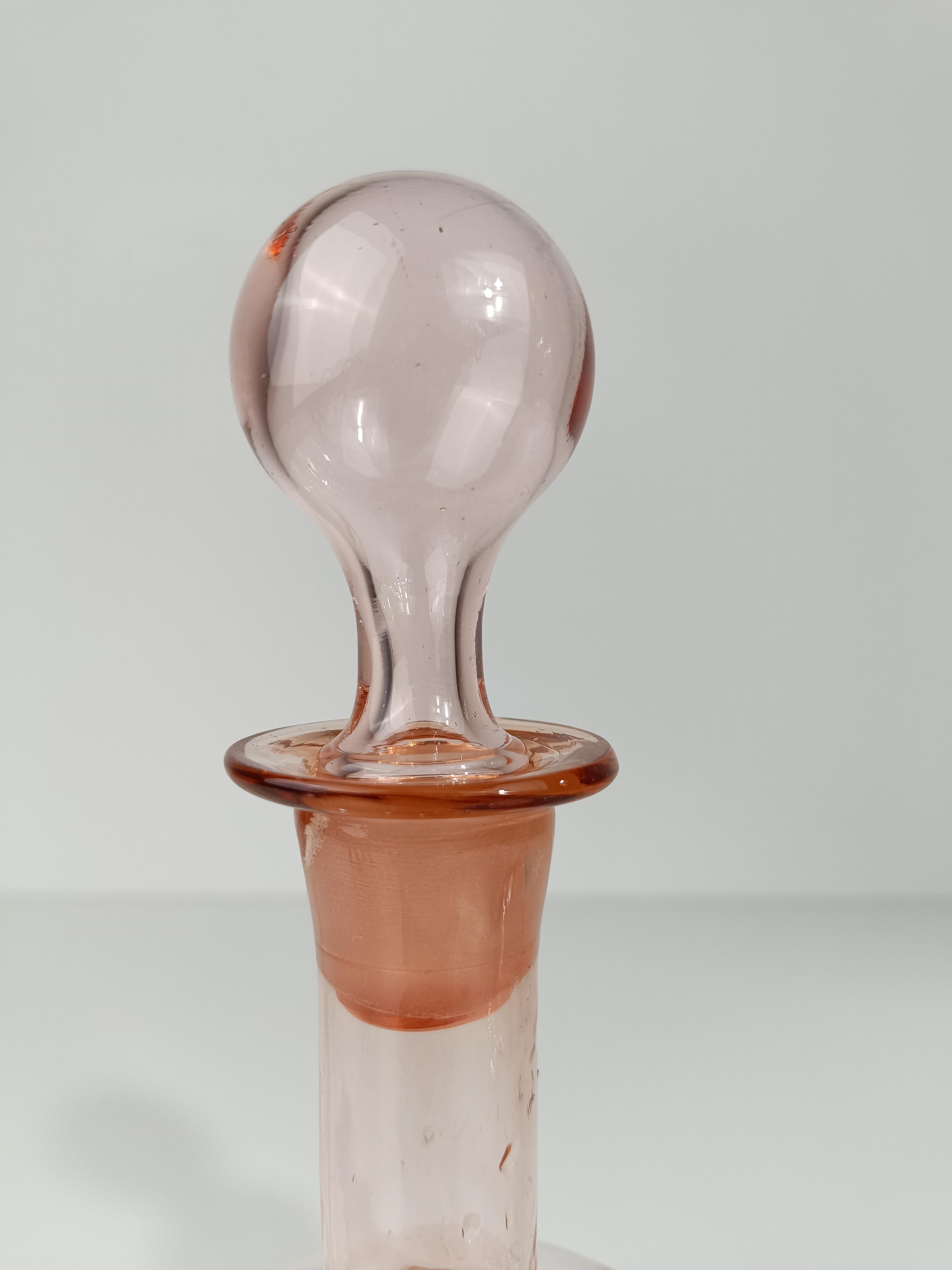 Paire de carafes / bouteilles italiennes des années 1930, rose pêche, en verre soufflé à la main en vente 13