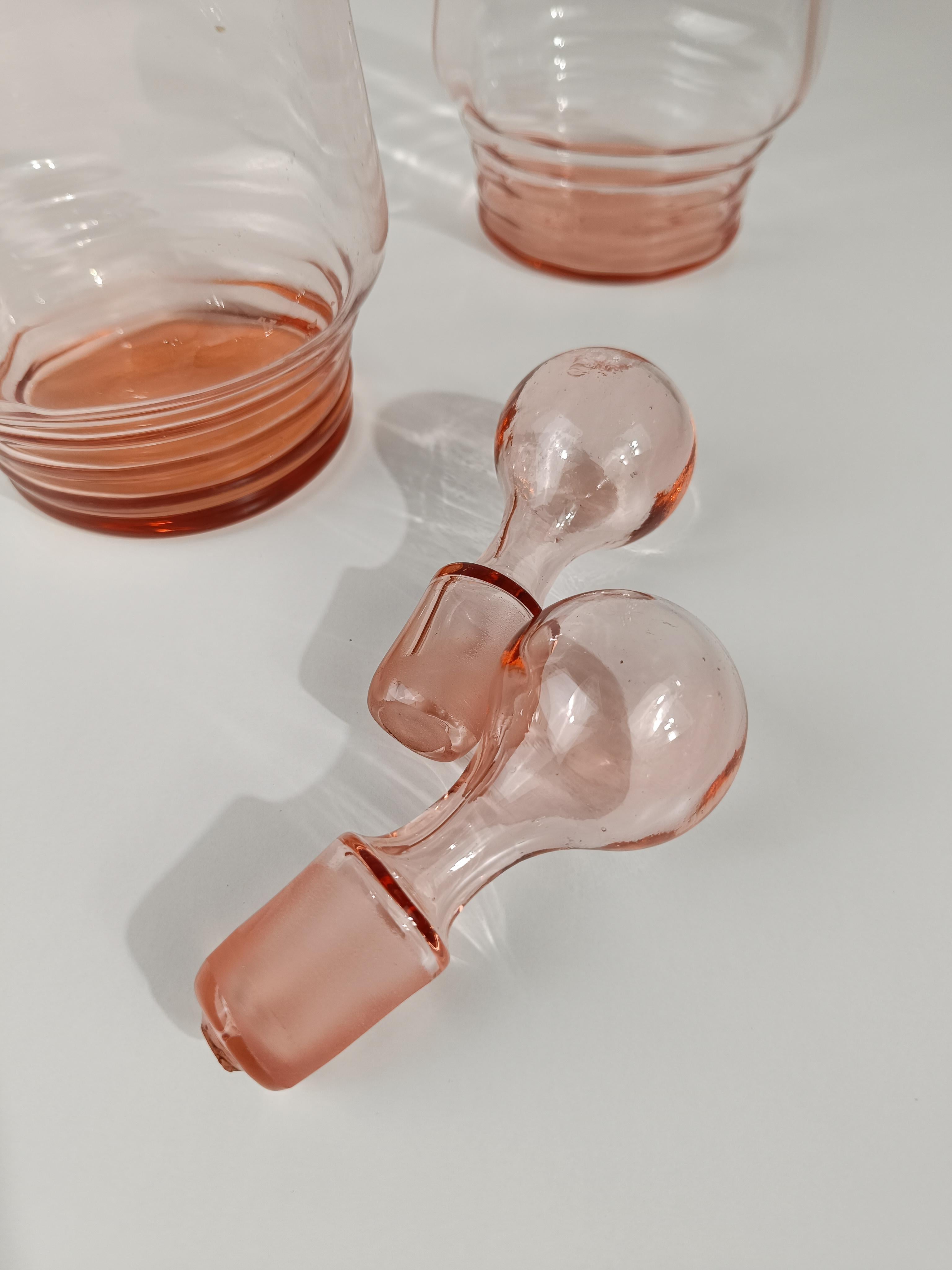 Une paire de carafes datant des années 1930 et 1940.
Probablement fabriquées en Italie, ces carafes à alcool vintage sont soufflées à la main dans un verre transparent rose pêche.
Intacts, sans aucune rayure, ces flacons du milieu du XXe siècle ne