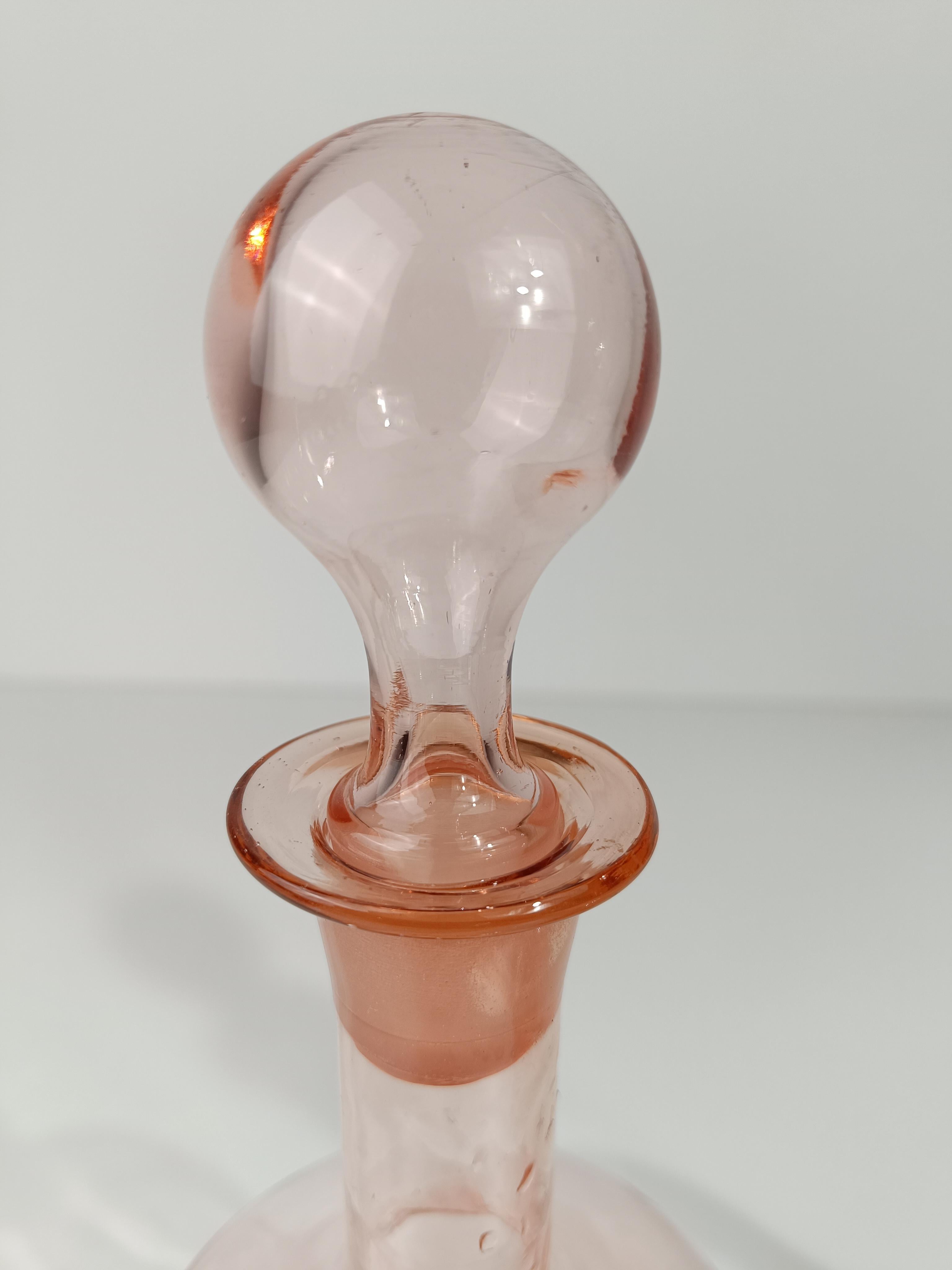 Paire de carafes / bouteilles italiennes des années 1930, rose pêche, en verre soufflé à la main en vente 14