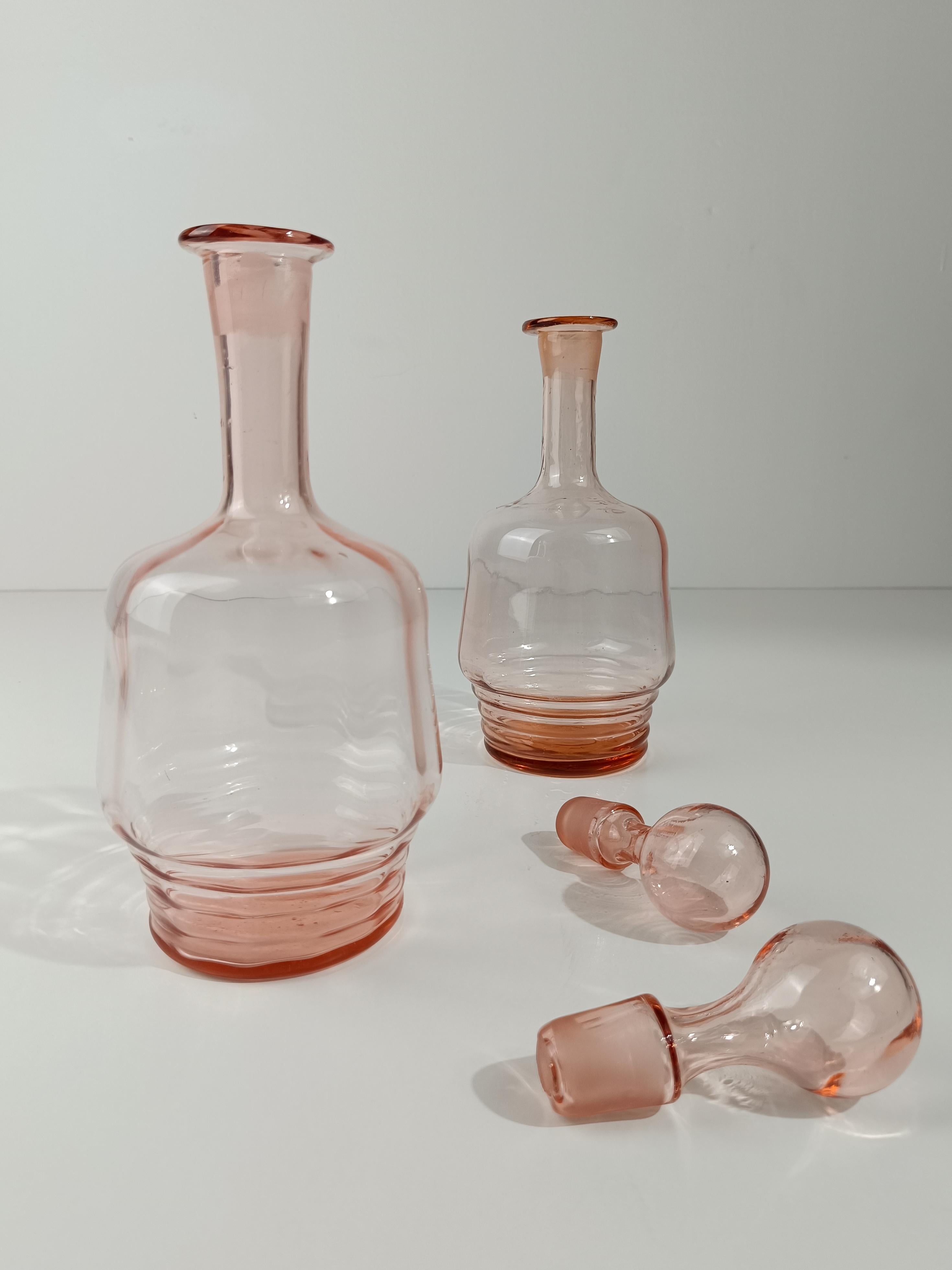 Art déco Paire de carafes / bouteilles italiennes des années 1930, rose pêche, en verre soufflé à la main en vente