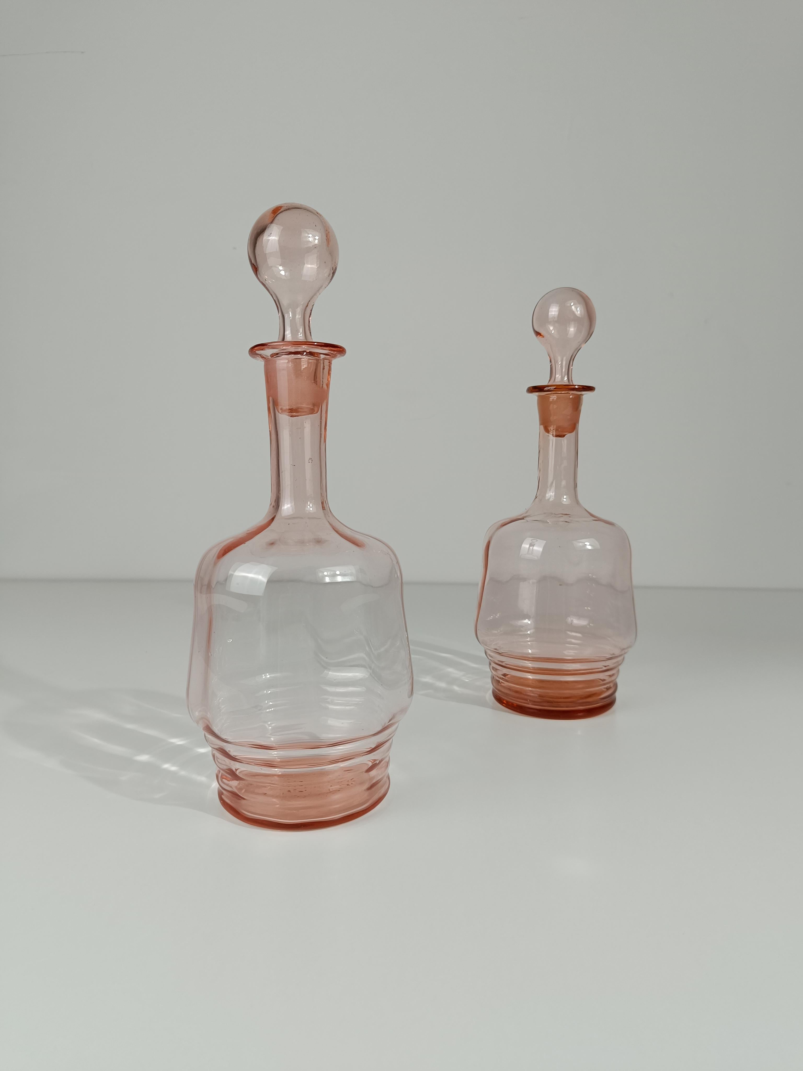 Verre Paire de carafes / bouteilles italiennes des années 1930, rose pêche, en verre soufflé à la main en vente