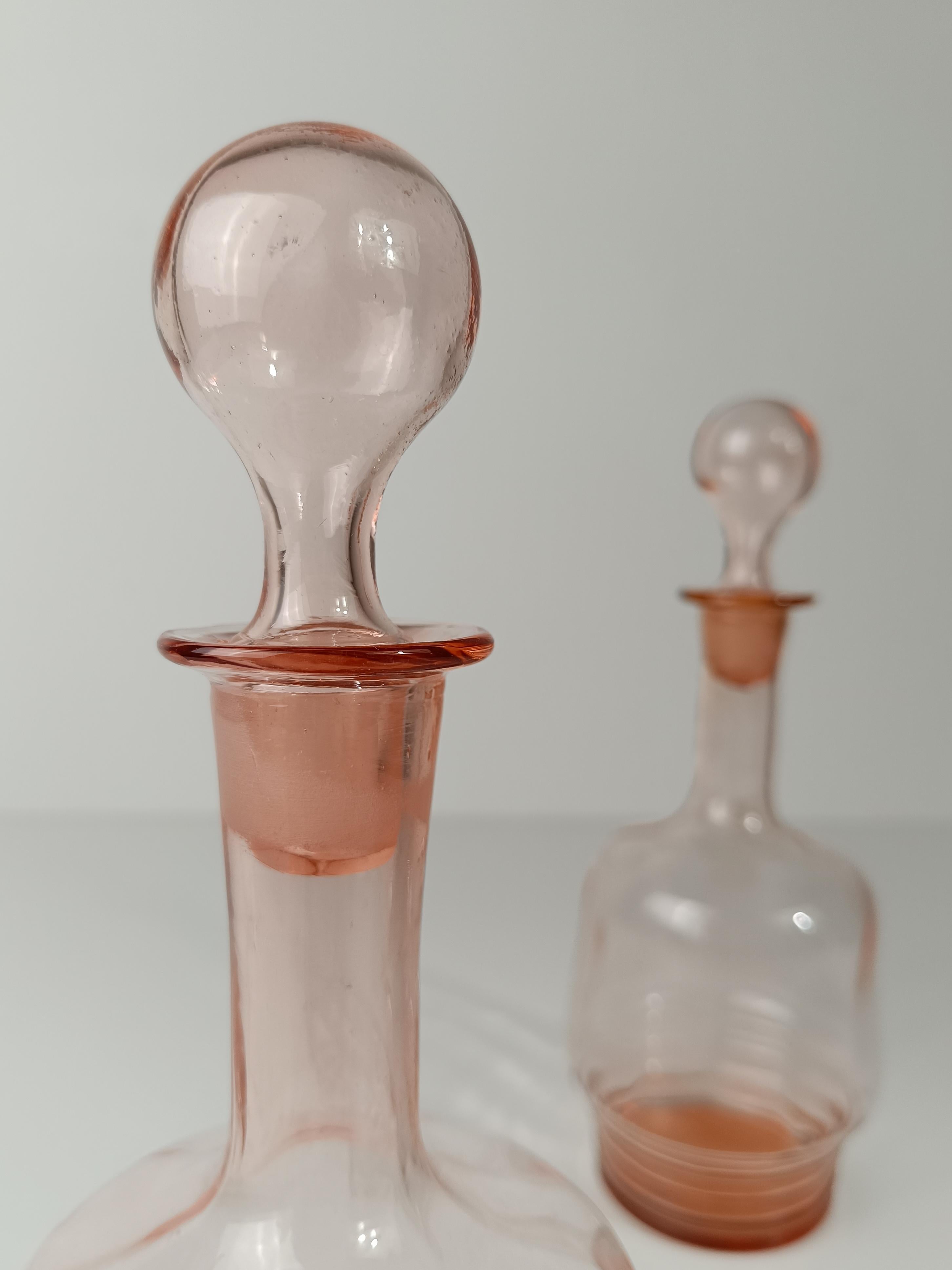 Paire de carafes / bouteilles italiennes des années 1930, rose pêche, en verre soufflé à la main en vente 1