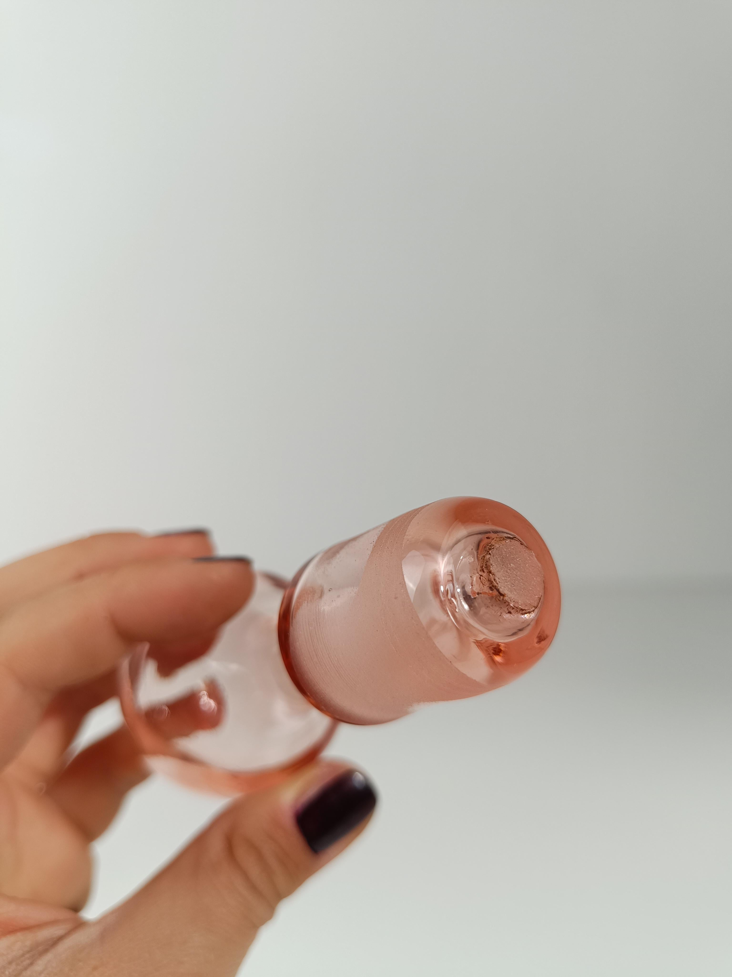 Paire de carafes / bouteilles italiennes des années 1930, rose pêche, en verre soufflé à la main en vente 2