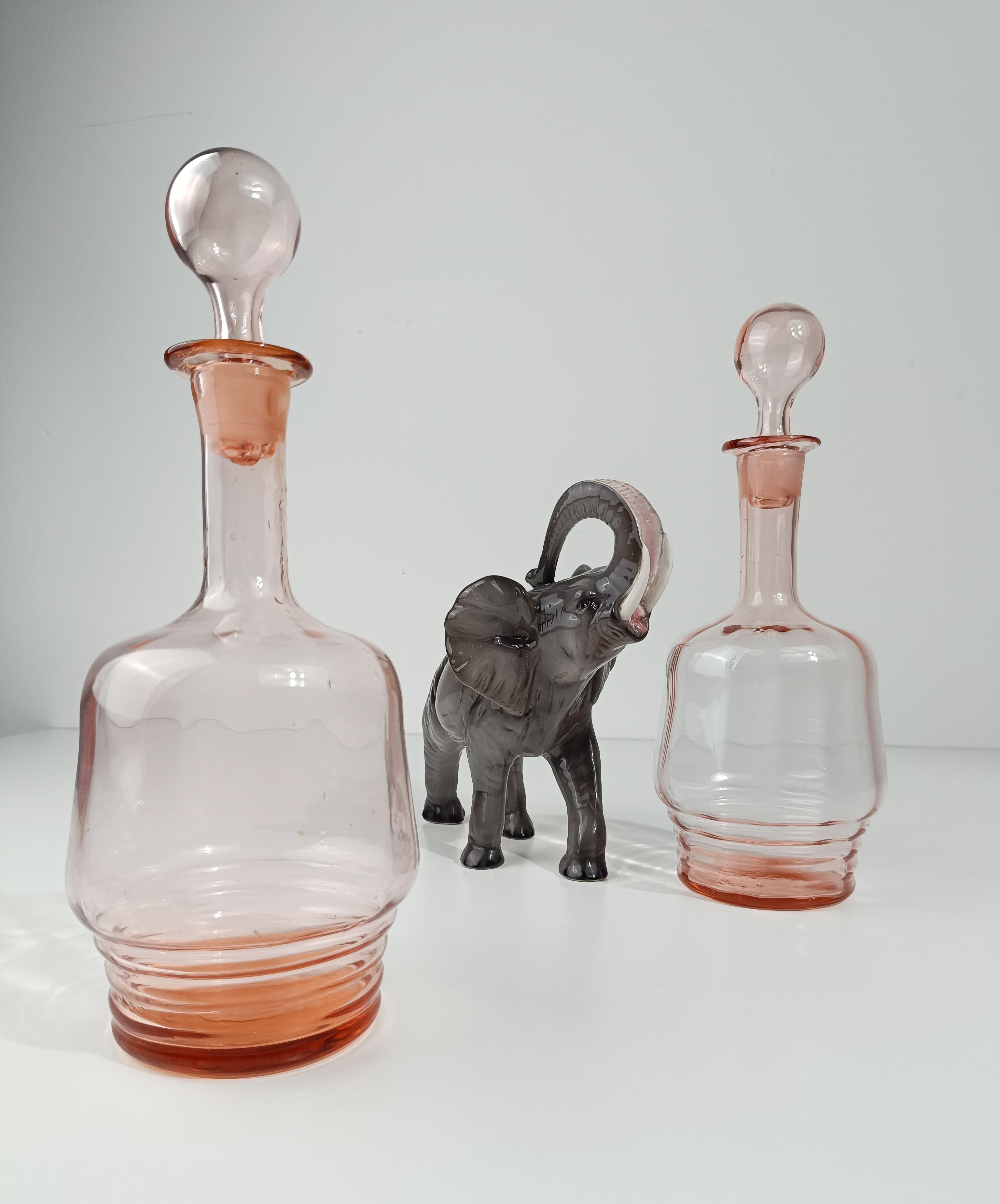 Paire de carafes / bouteilles italiennes des années 1930, rose pêche, en verre soufflé à la main en vente 3