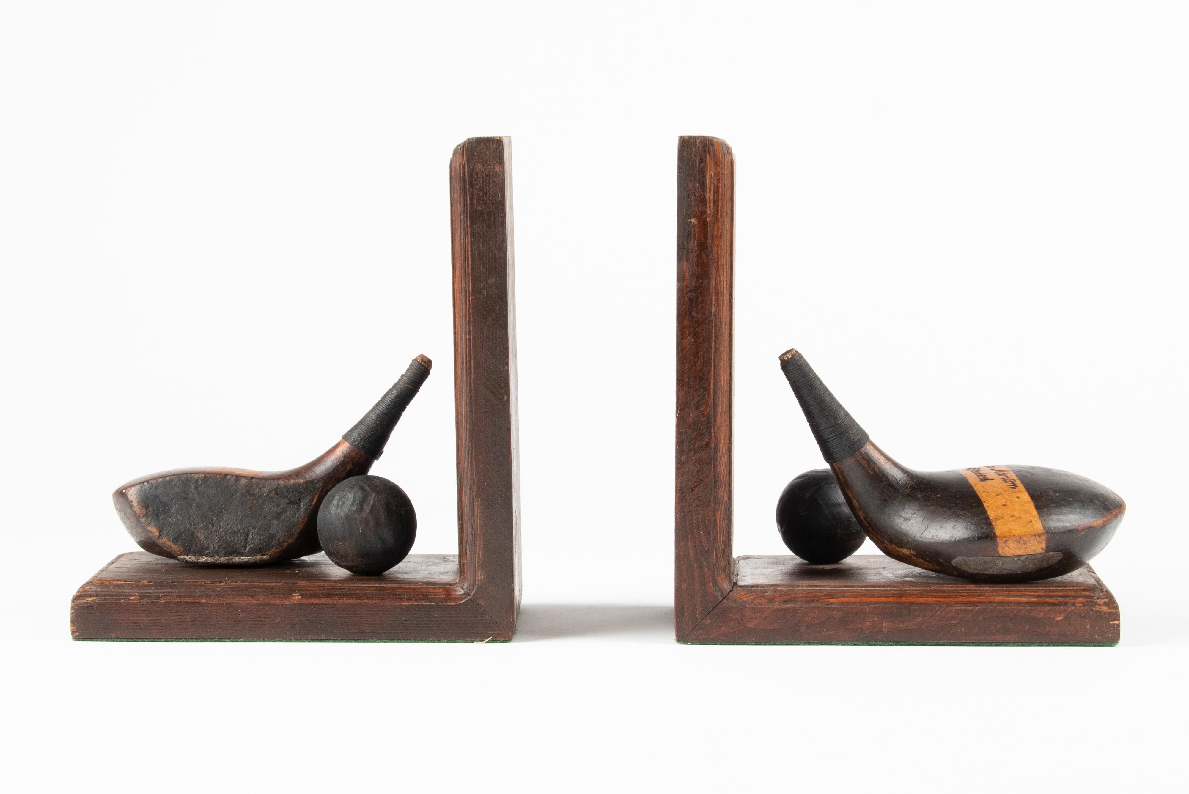 A pair of old / vintage bookends, made of pine wood, decorated with old golf clubs. One of the two supports is painted with the name of the famous Scottish golf course Saint Andrews. These bookends date from circa 1930, probably made as a
