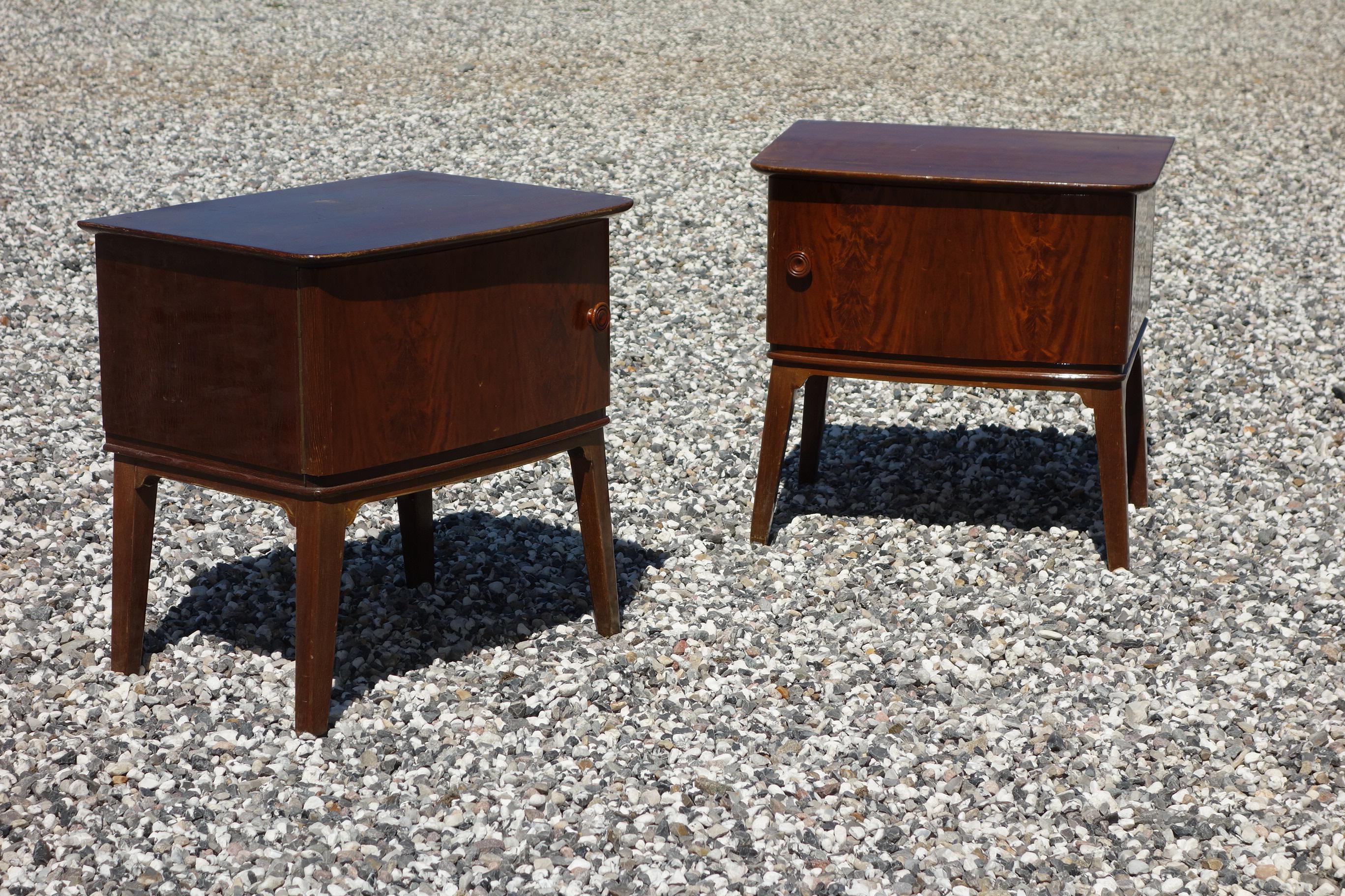Pair of 1940s-1950s Bedside Tables in Flamed Mahogany Wood For Sale 4