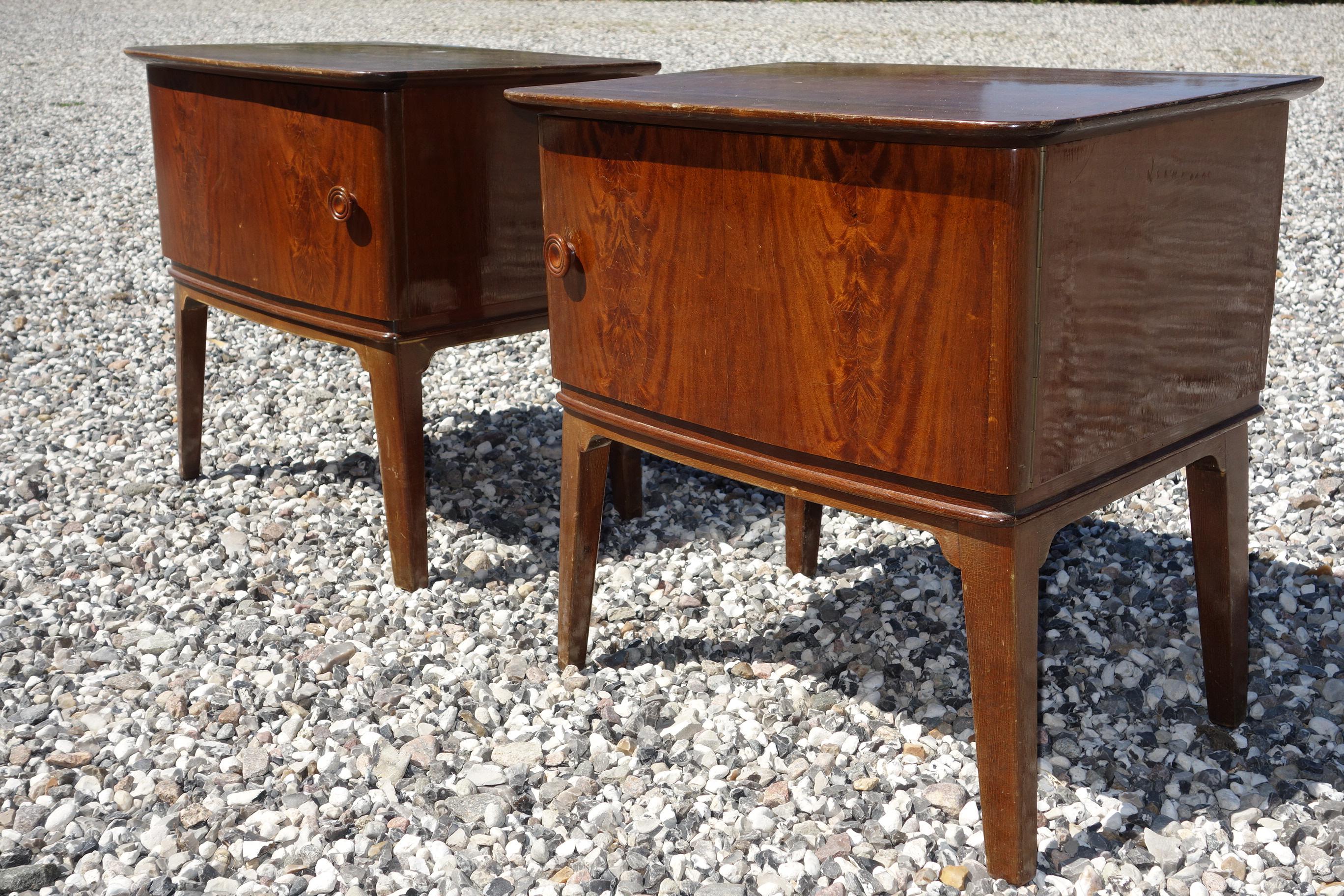 Organic Modern Pair of 1940s-1950s Bedside Tables in Flamed Mahogany Wood For Sale