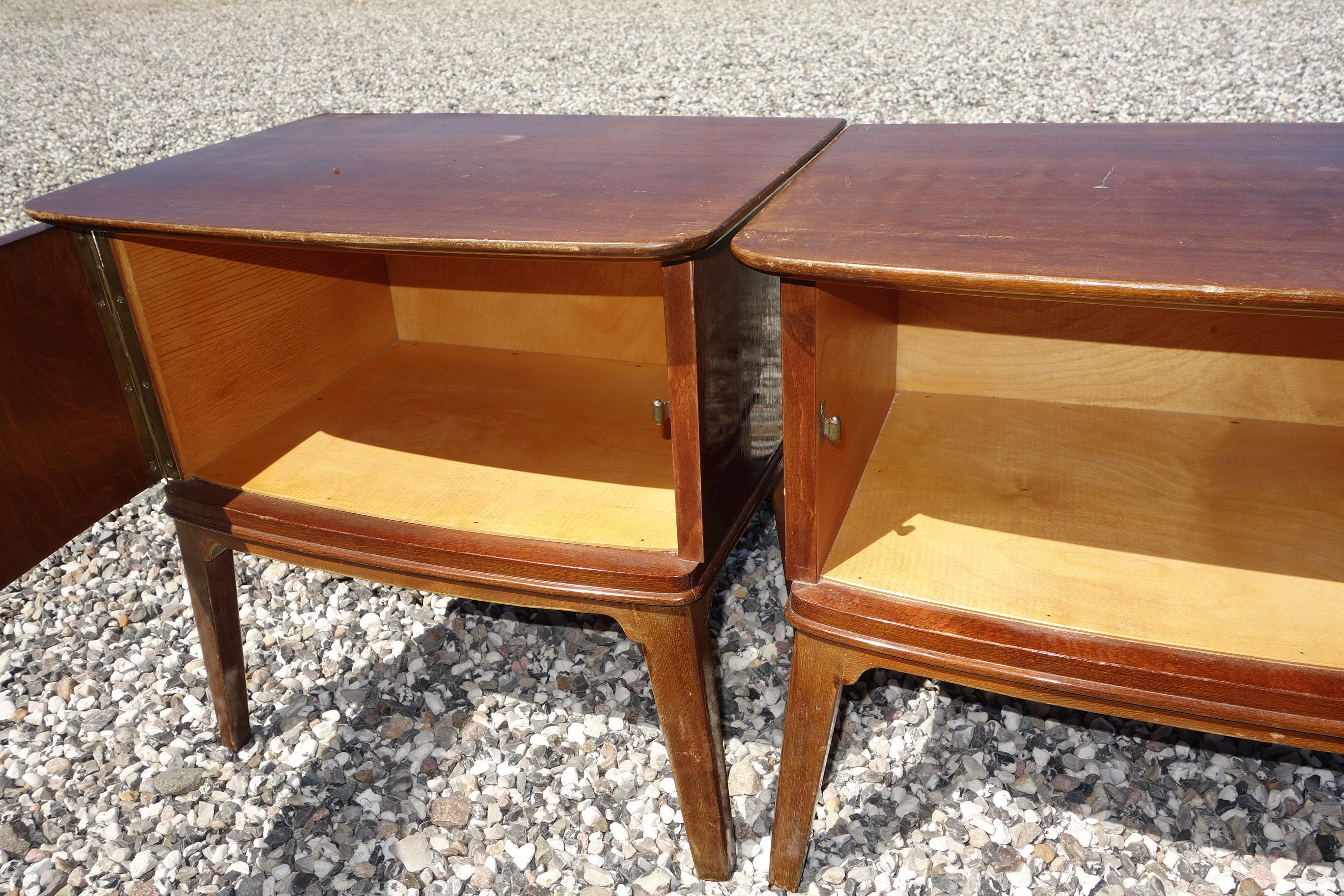 Mid-20th Century Pair of 1940s-1950s Bedside Tables in Flamed Mahogany Wood For Sale
