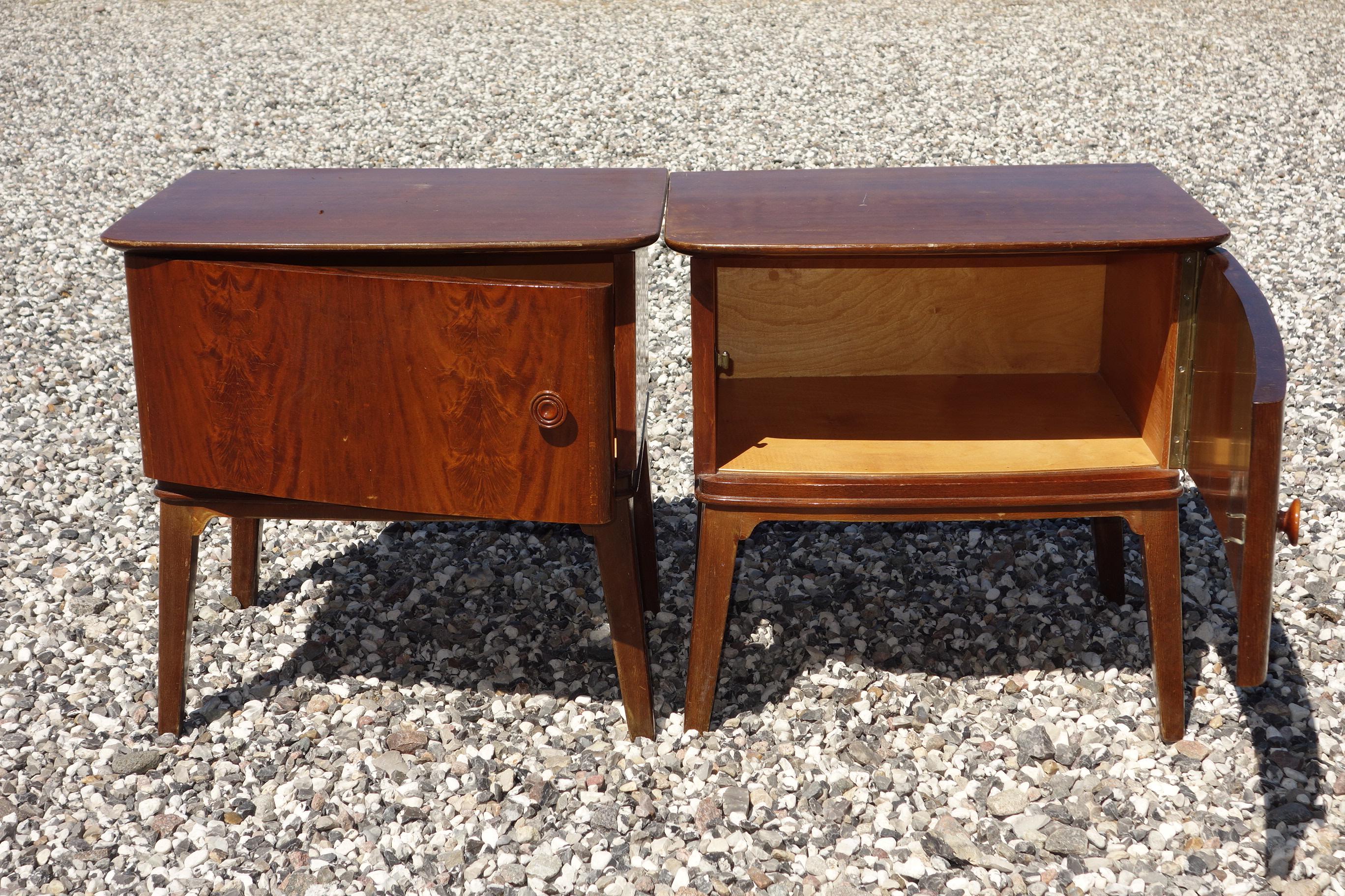 Pair of 1940s-1950s Bedside Tables in Flamed Mahogany Wood For Sale 1