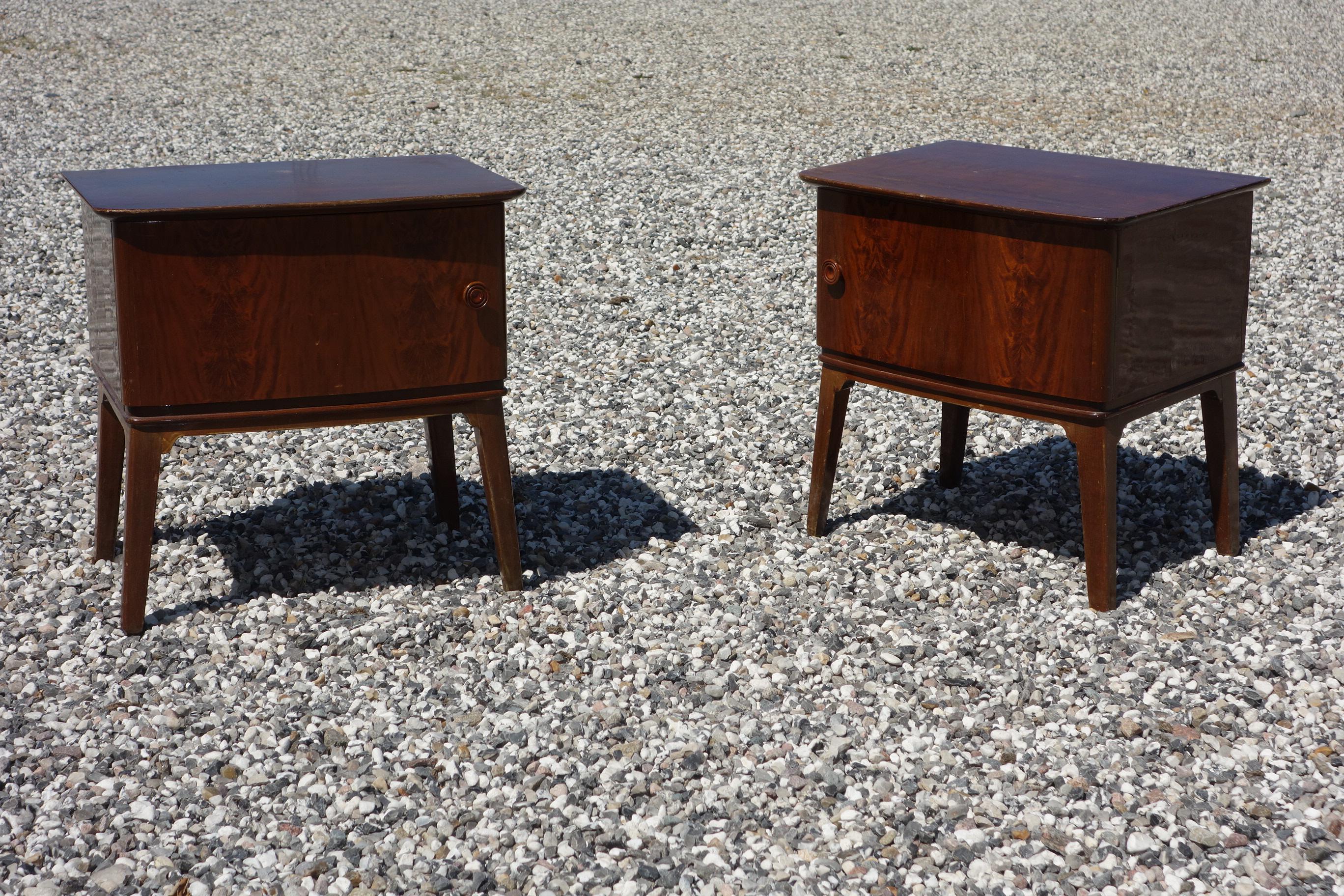 Pair of 1940s-1950s Bedside Tables in Flamed Mahogany Wood For Sale 3