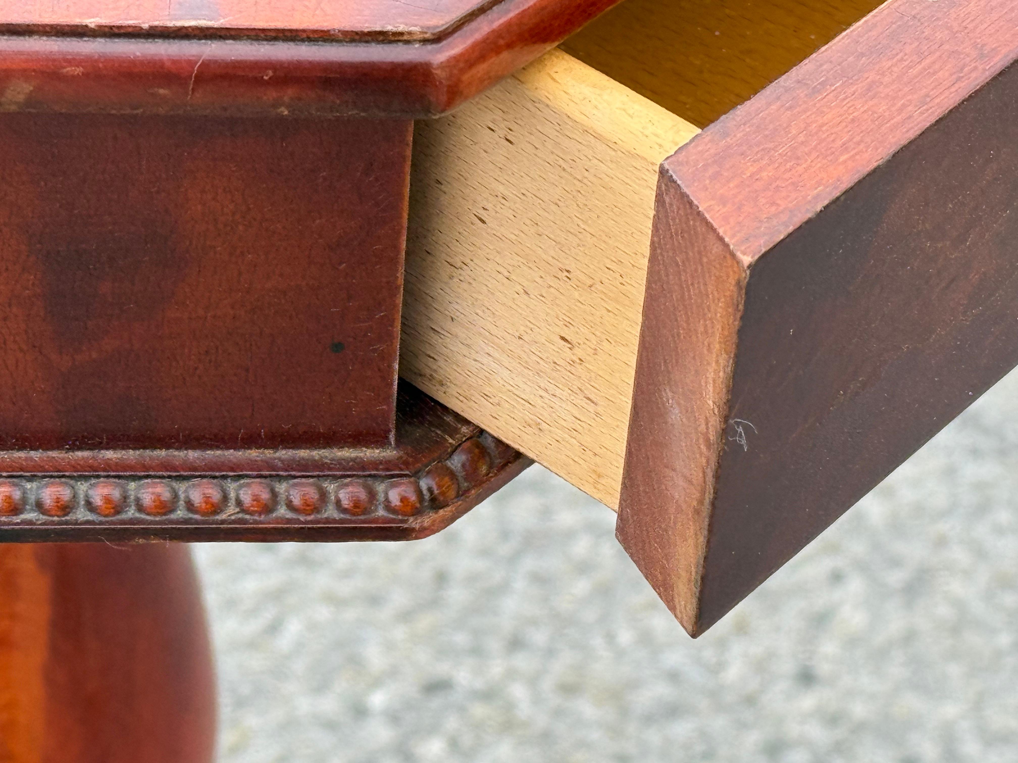 Chippendale A pair of 1940´s Mahogany One Drawer nightstands with Splayed Legs For Sale