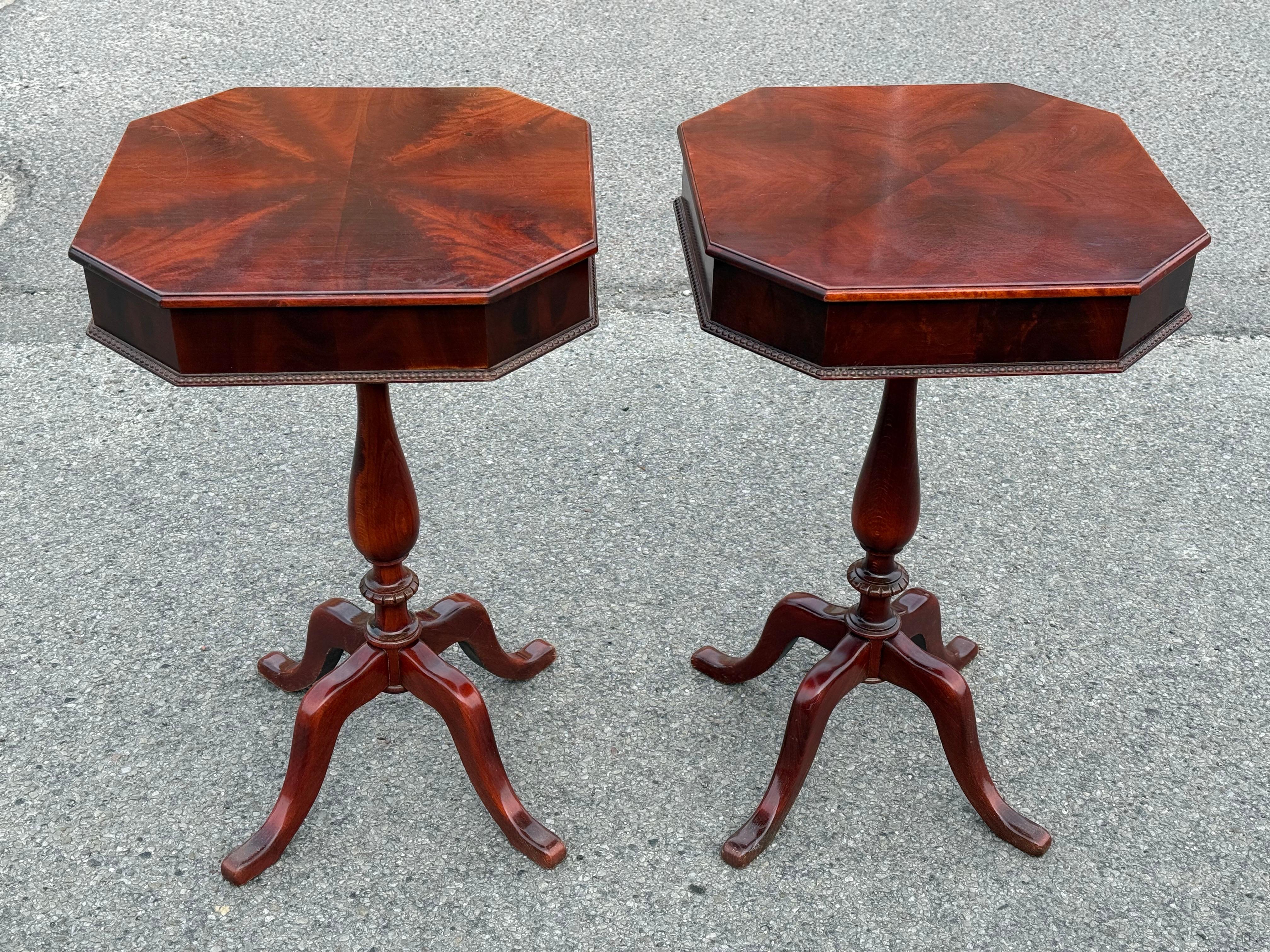 A pair of 1940´s Mahogany One Drawer nightstands with Splayed Legs In Good Condition For Sale In Copenhagen, DK