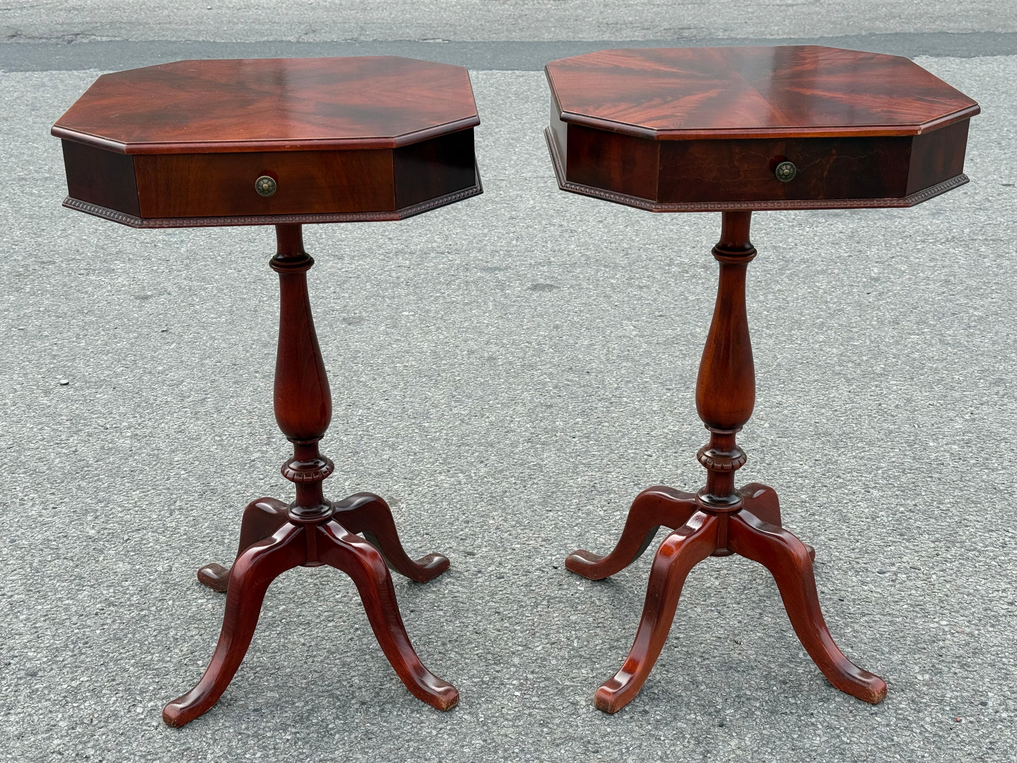 Mid-20th Century A pair of 1940´s Mahogany One Drawer nightstands with Splayed Legs For Sale