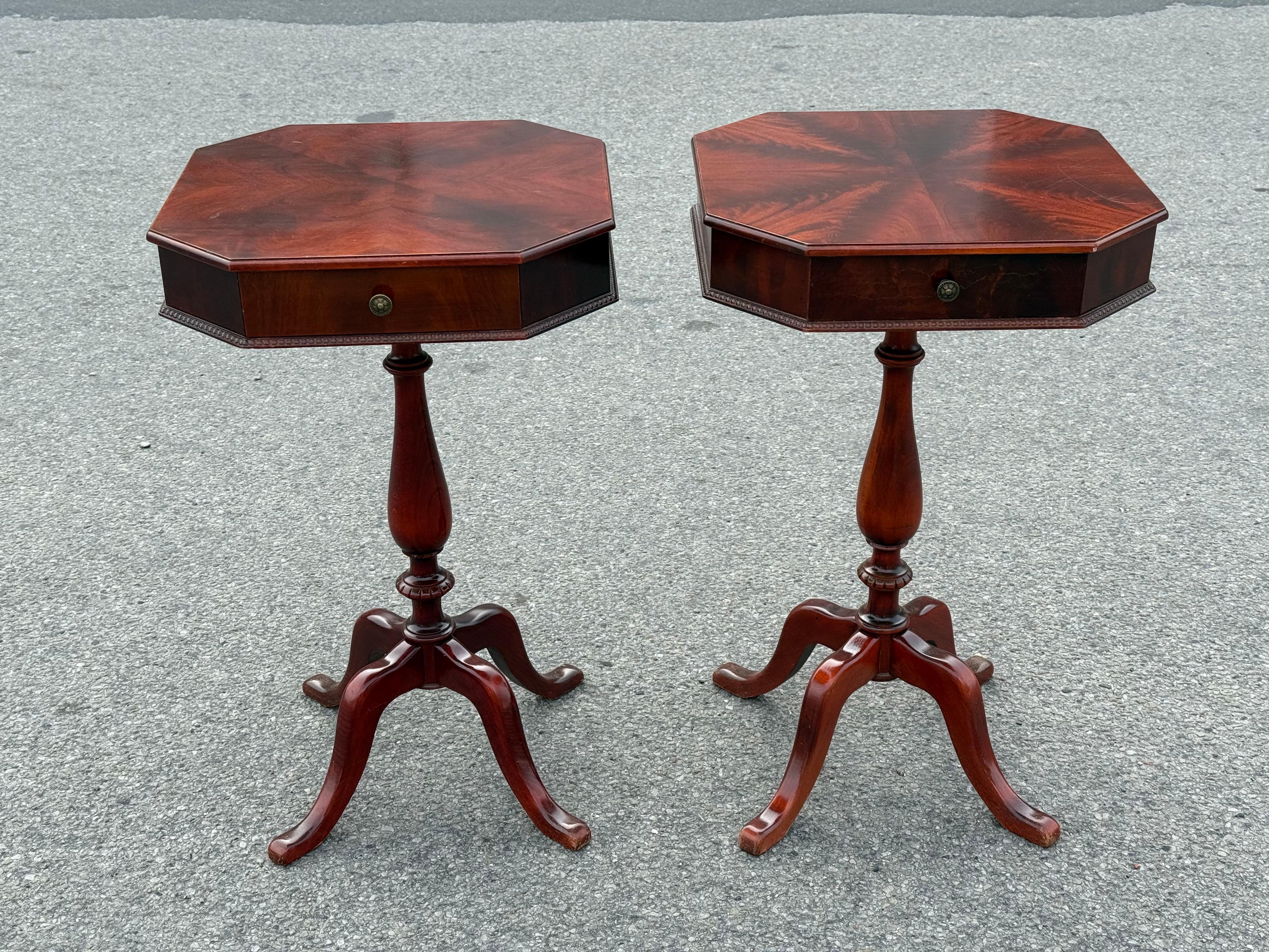 Wood A pair of 1940´s Mahogany One Drawer nightstands with Splayed Legs For Sale