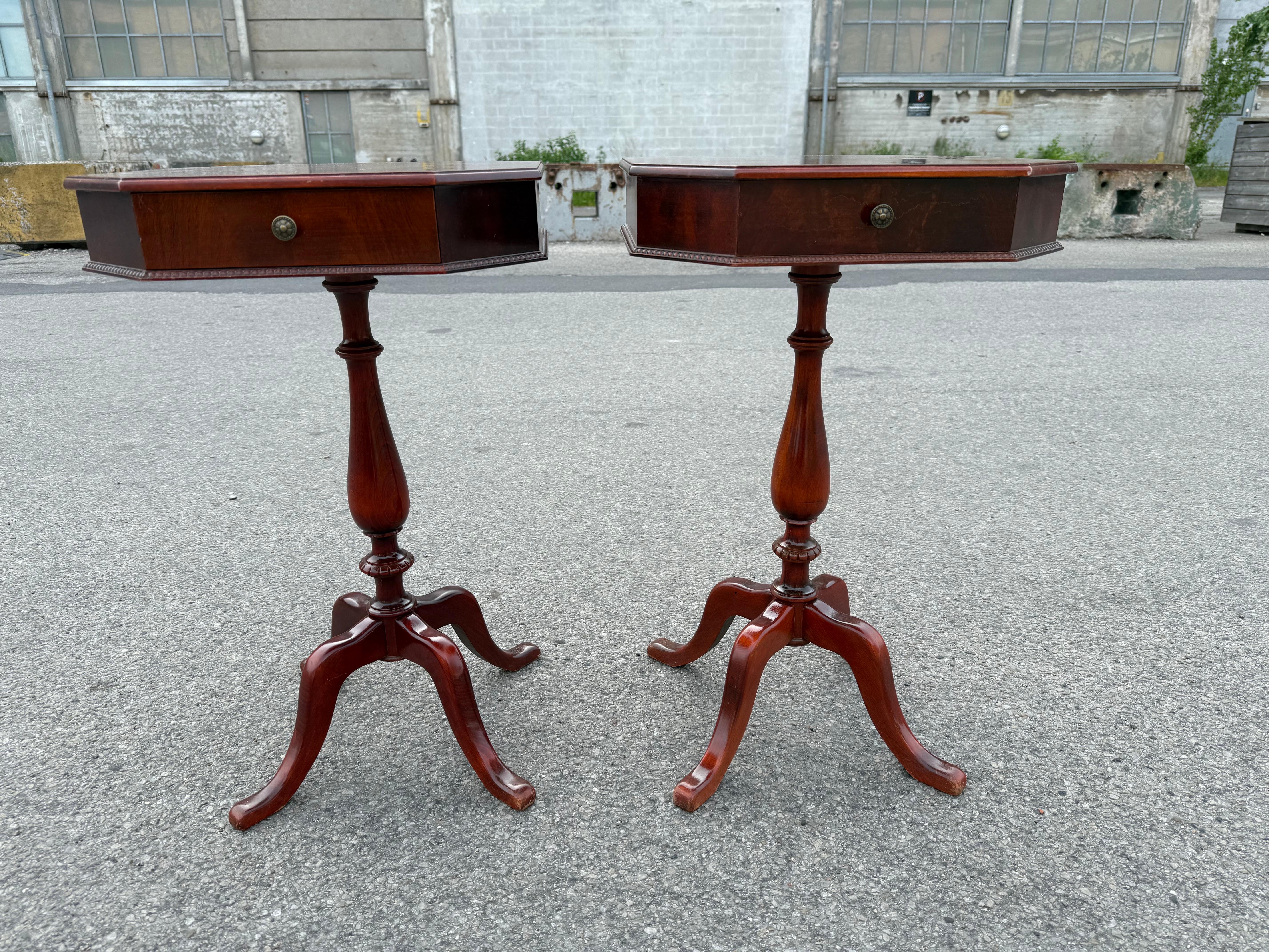 A pair of 1940´s Mahogany One Drawer nightstands with Splayed Legs For Sale 1