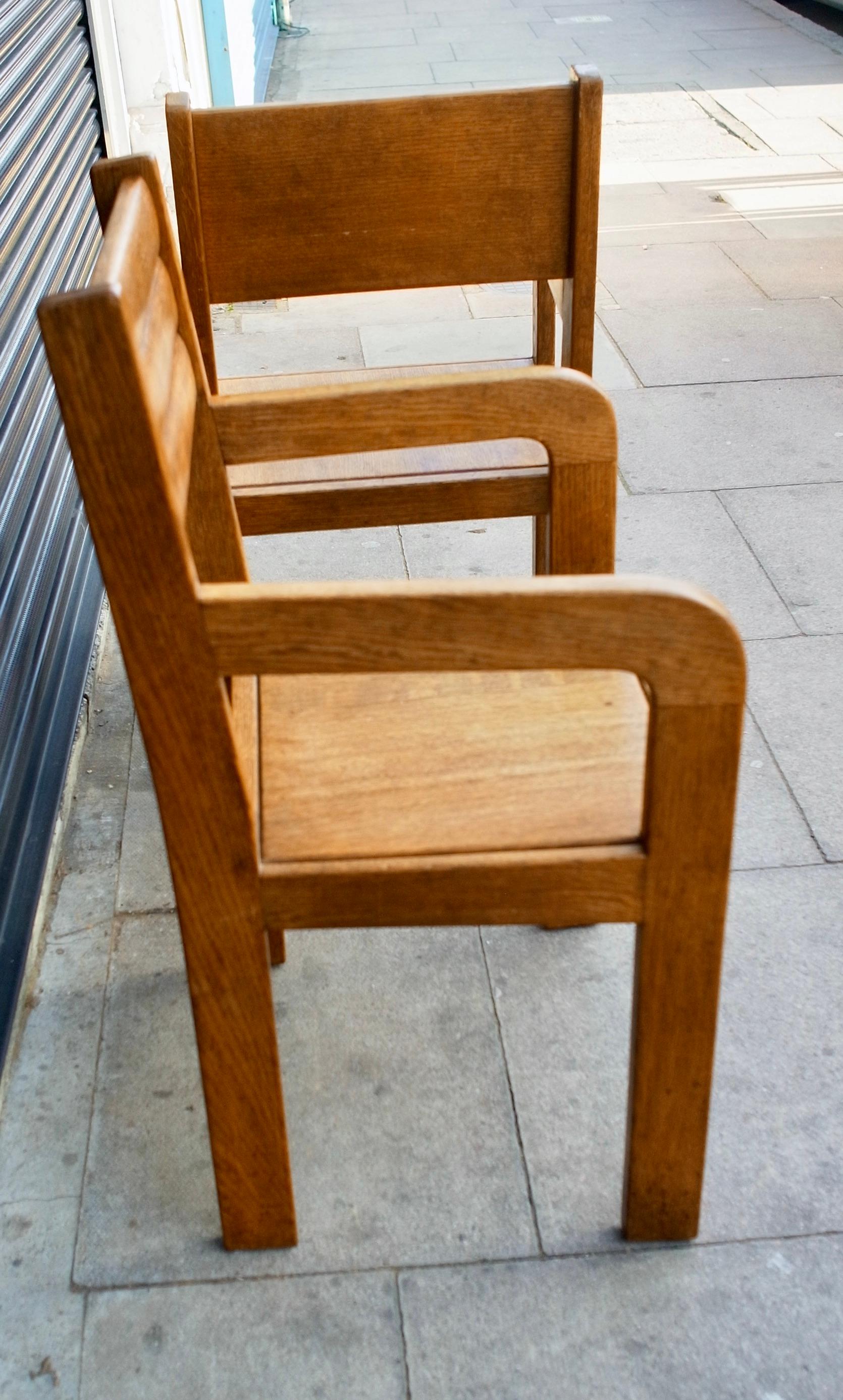 Paar 1940er Jahre handgefertigte englische Eiche Vintage Carver / Side Chairs im Angebot 3